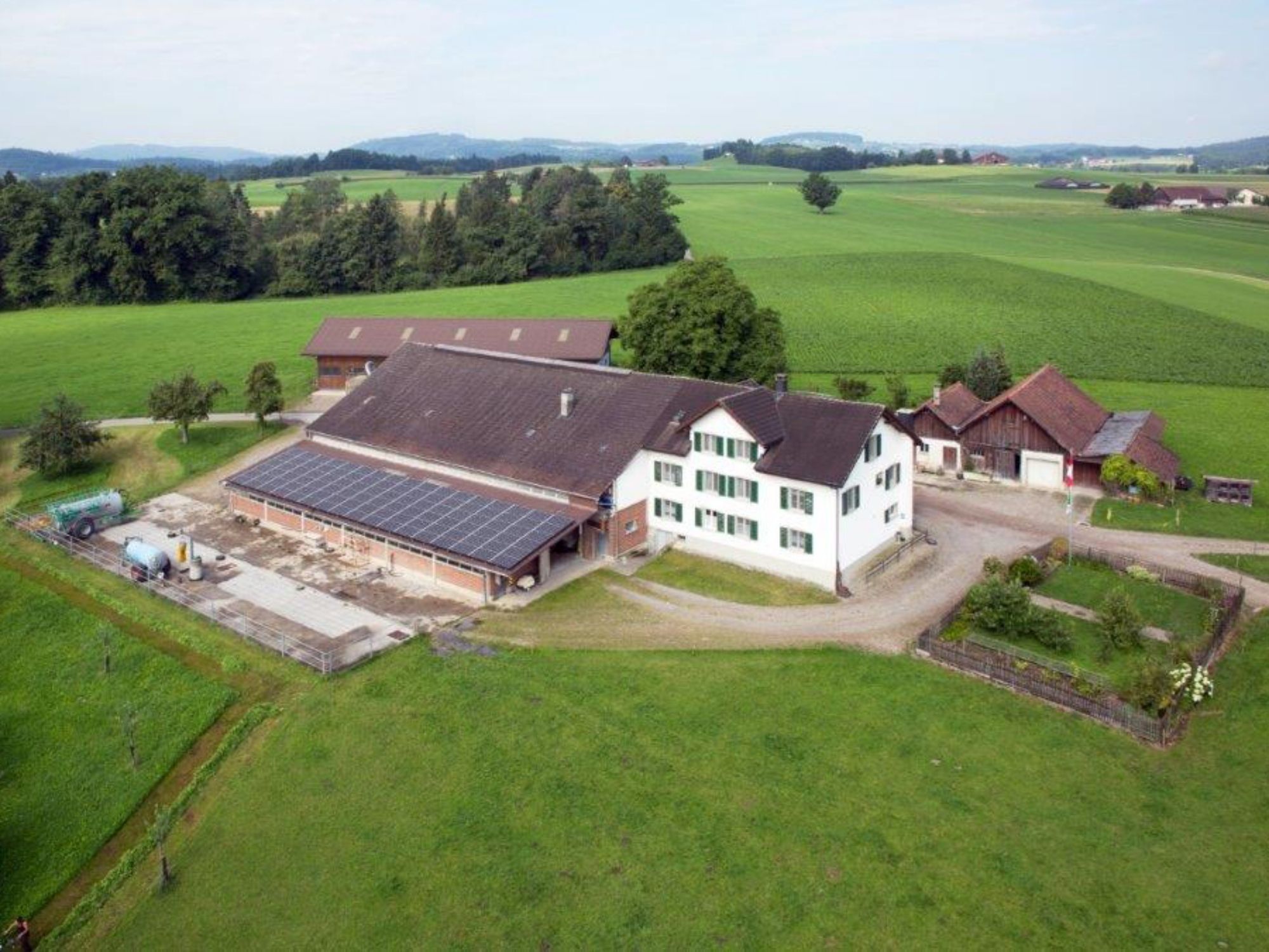 Fattoria Heidi: paesaggio pittoresco con ampi campi e architettura tradizionale