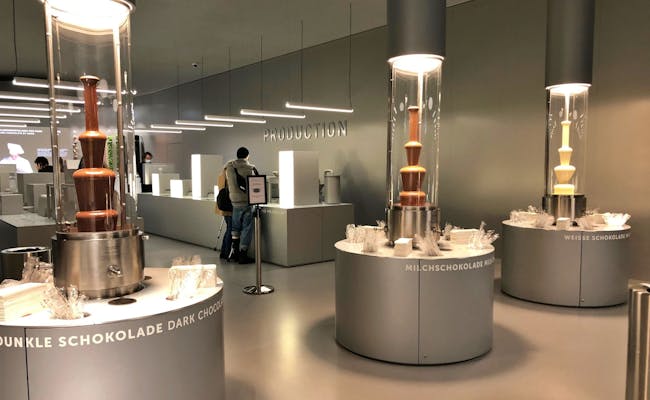 Schokoladenbrunnen im Lindt Home of Chocolate mit dunkler, milchiger und weisser Schokolade.