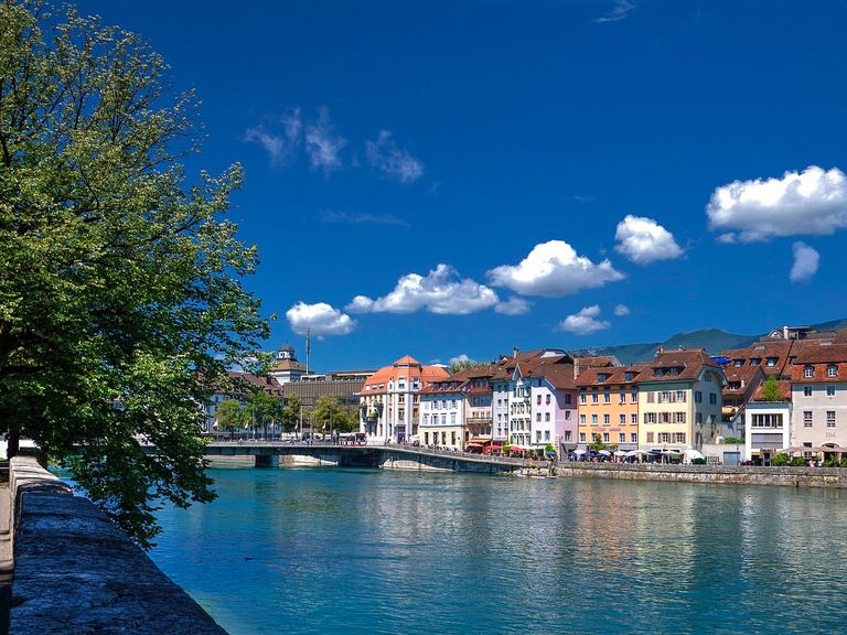 Hafebar Solothurn: pittoresca città vecchia sul fiume con case colorate e cielo blu.