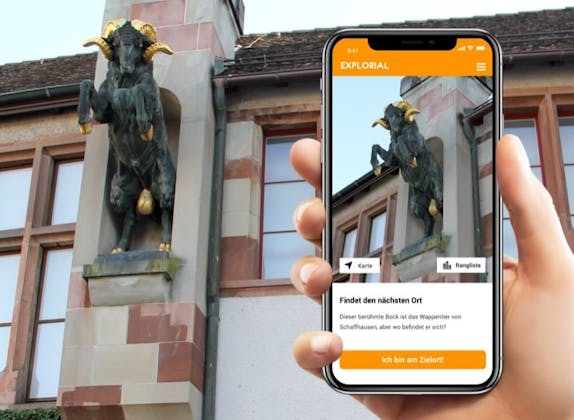 Handy mit Rätsel während der Schnitzeljagd in Schaffhausen