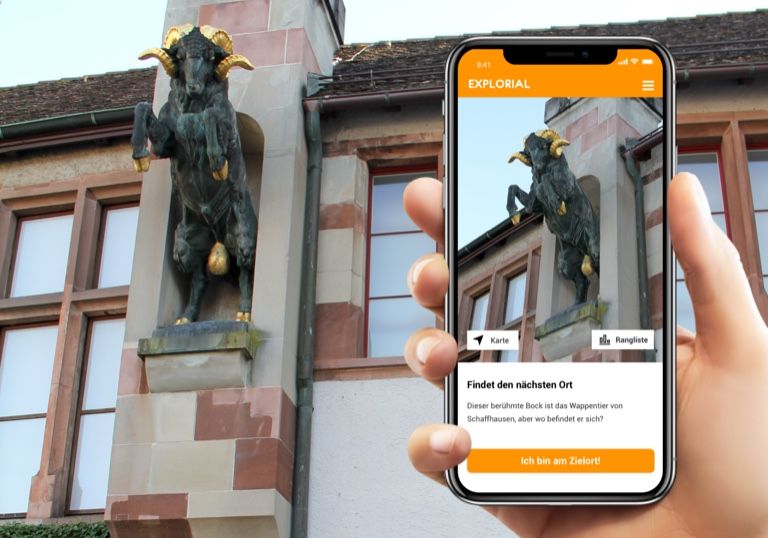 Cabaran Rahsia Petualang Bersembunyi di Schaffhausen, orang dengan telefon pintar, objek tersembunyi