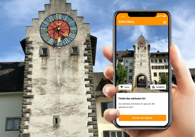 Håndholds skattejagt i Stein am Rhein, baggrund med uretårn, fascinerende gamle bydel.