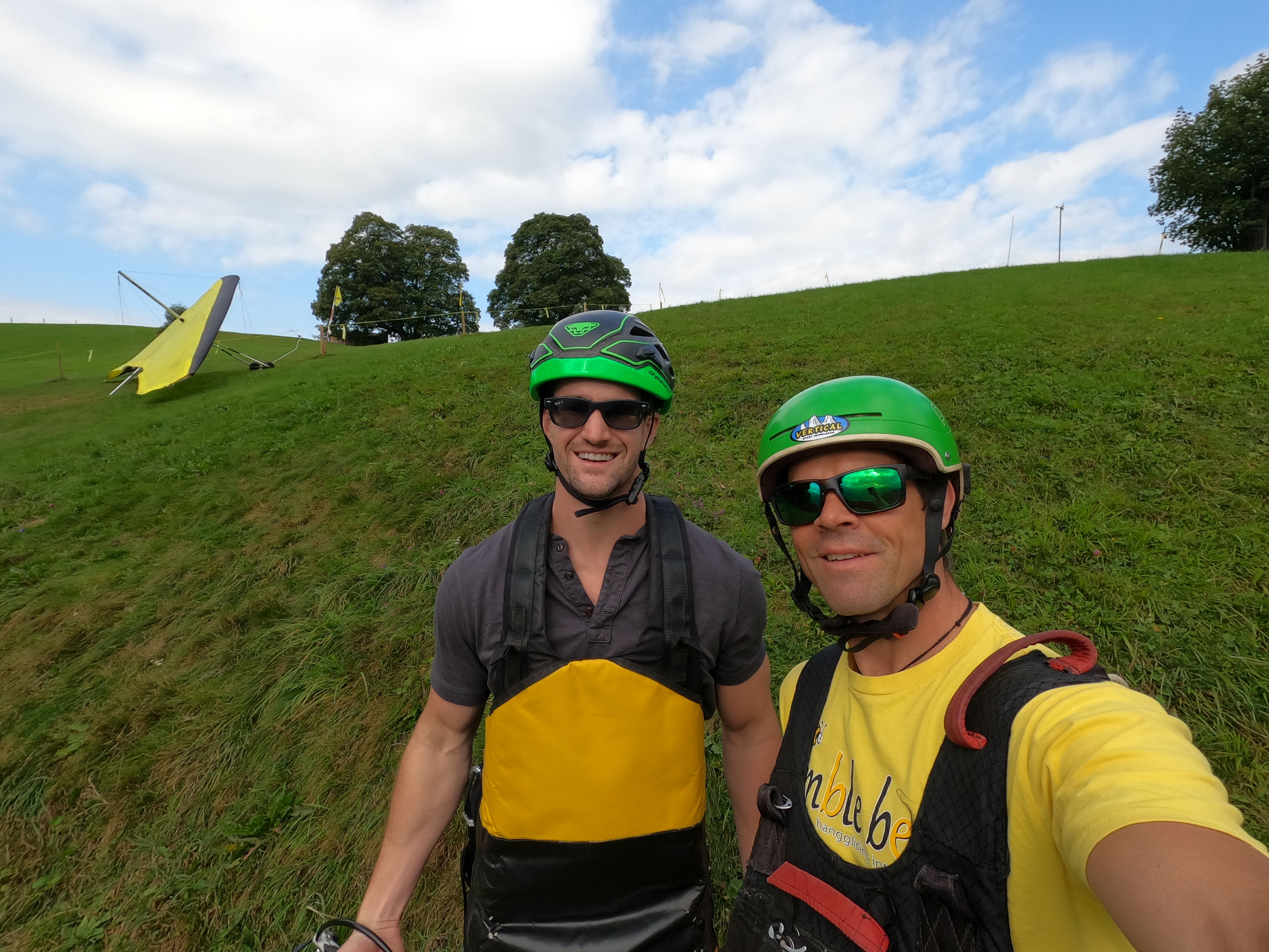 Volo in parapendio a Interlaken con vista sull'attrezzatura e sul prato.