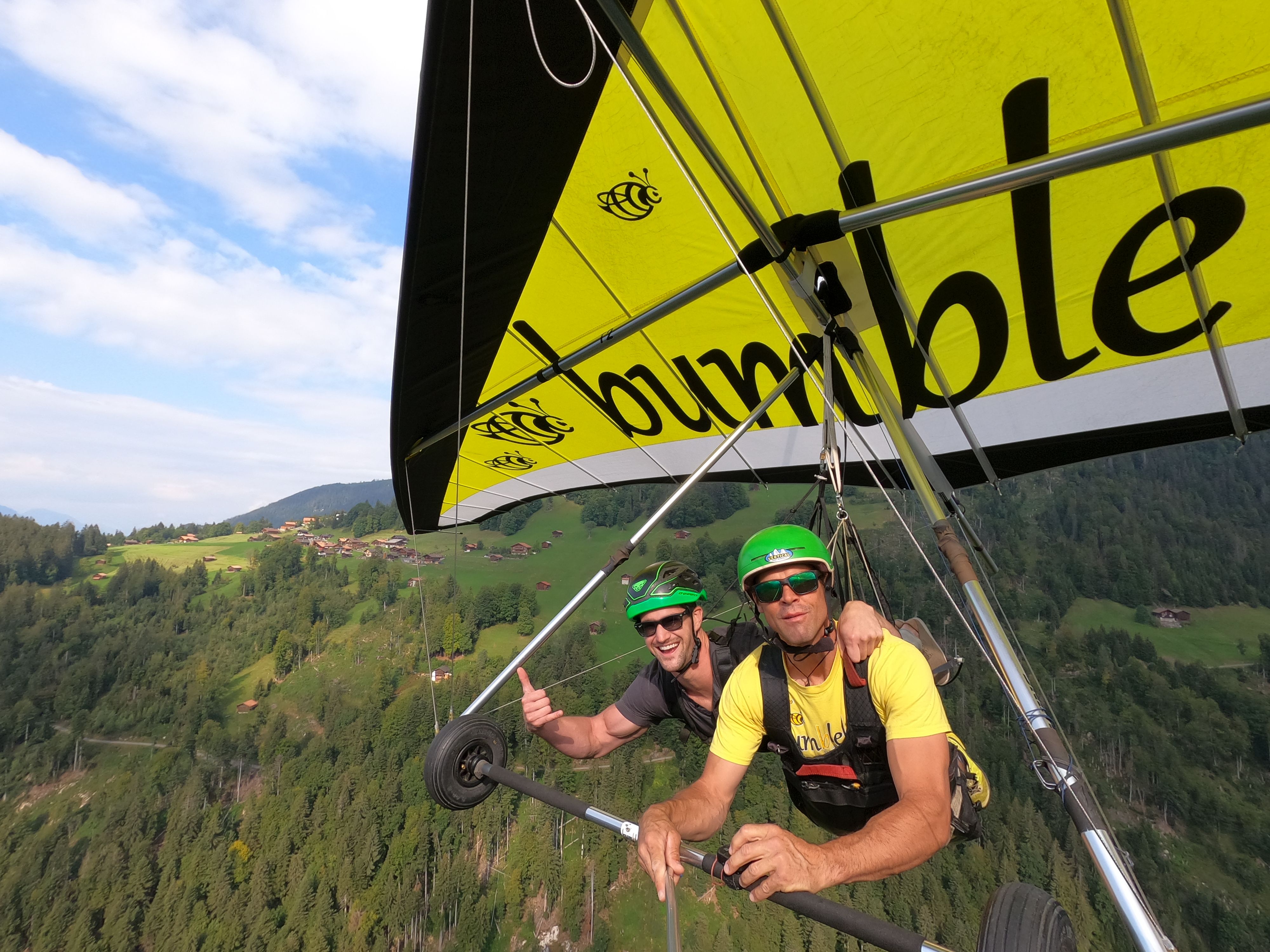 Volo in deltaplano a Interlaken con pilota sopra le verdi montagne