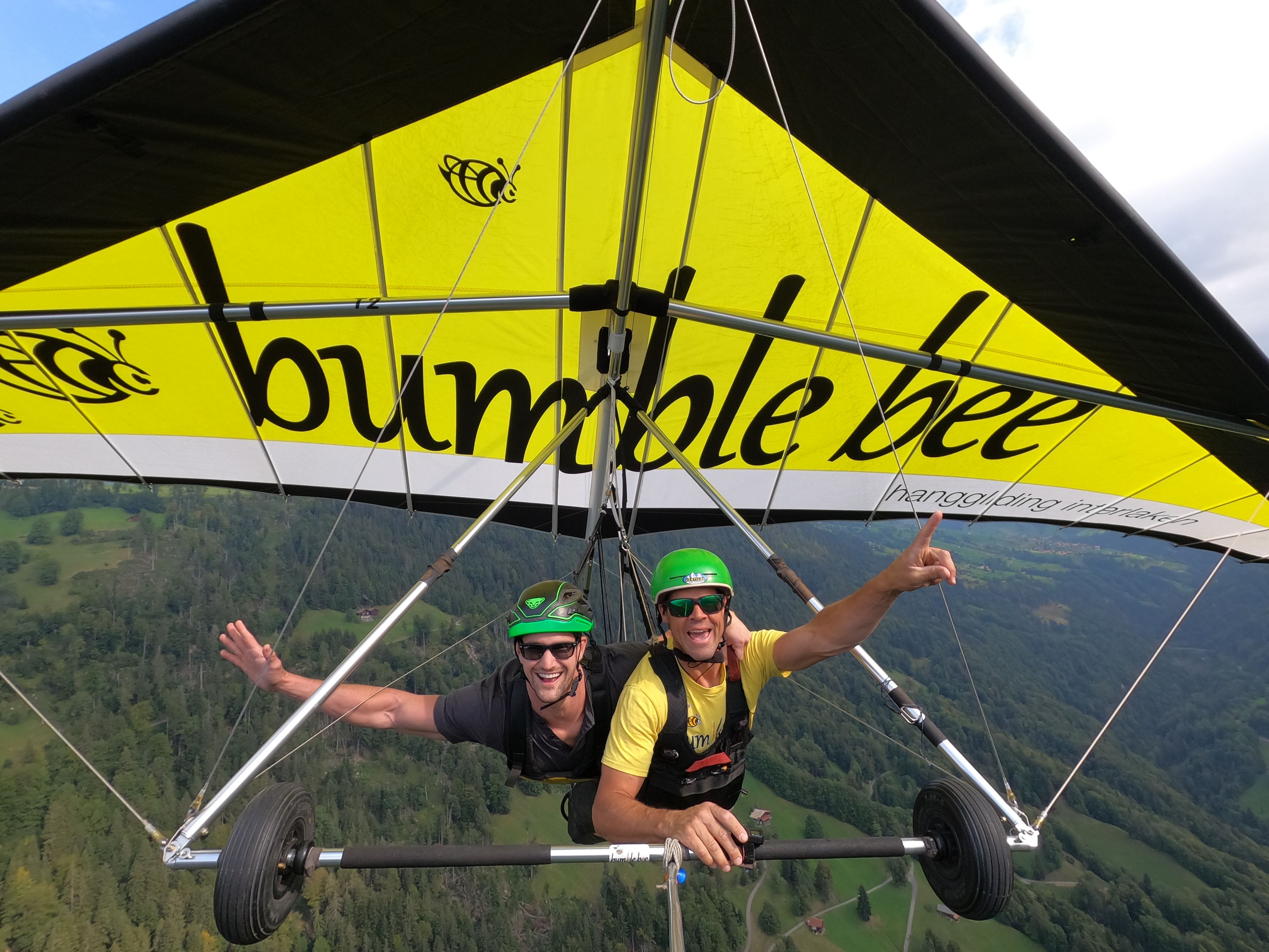 Bumblebee Hang Gliding su Interlaken con due persone
