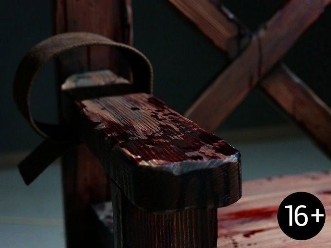 Kerusi kayu berdarah di persekitaran suram