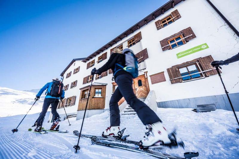 스키투어 하이델베르거 후에트: 유명한 알프스의 오두막 앞에서 겨울 활동을 하는 스키어