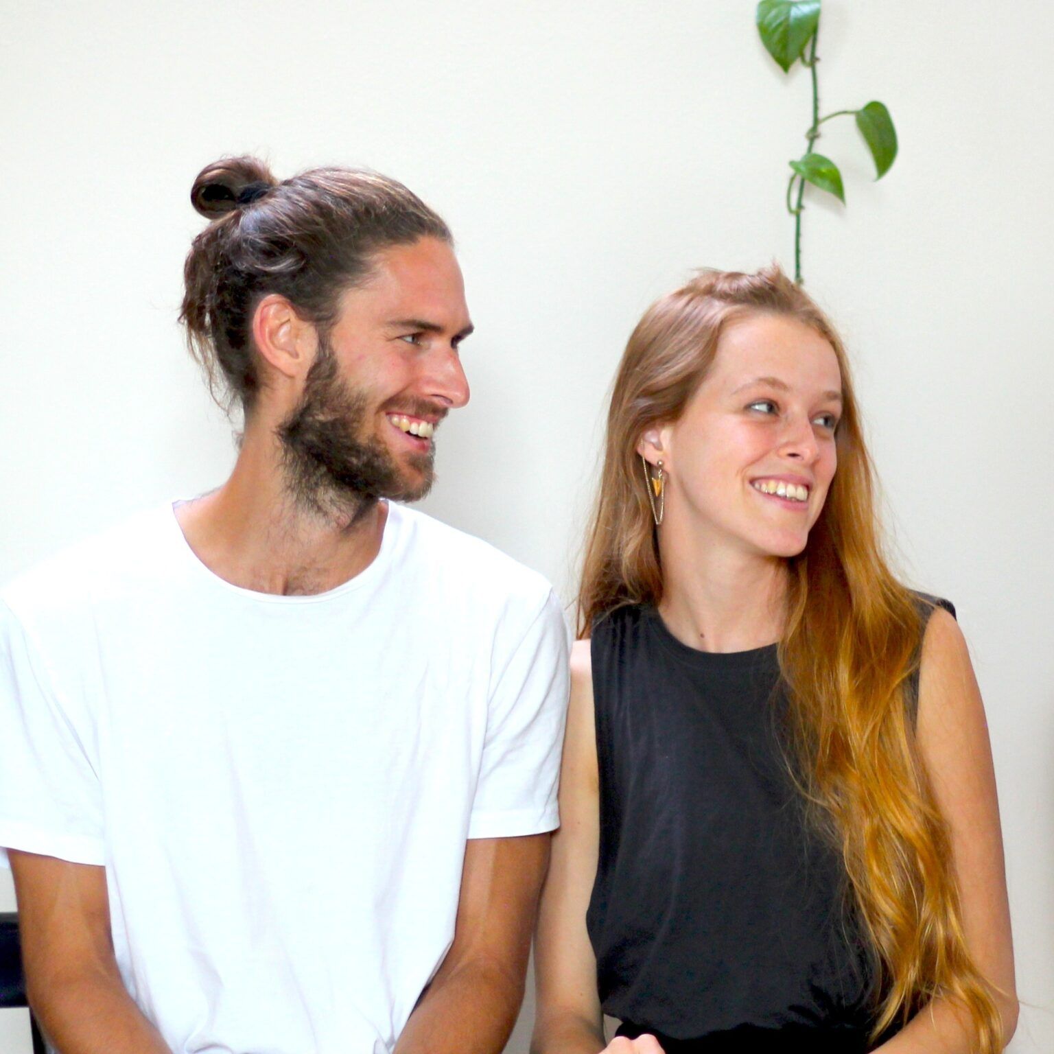 тук-тук-серебро: приятные разговоры между друзьями в минималистичной обстановке, гармонично и расслабленно