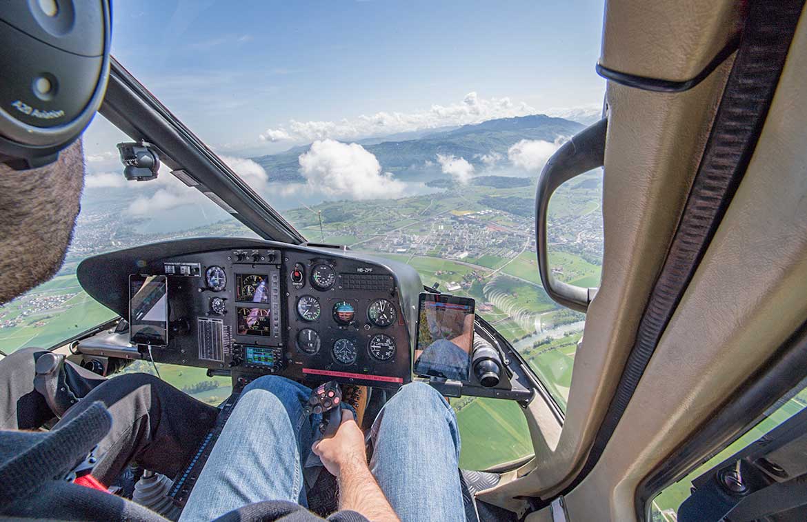 جولة طيران هليكوبتر مع إطلالة على المناظر والسحاب فوق سويسرا.