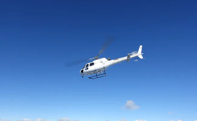 Volo in elicottero sopra il cielo blu 2023