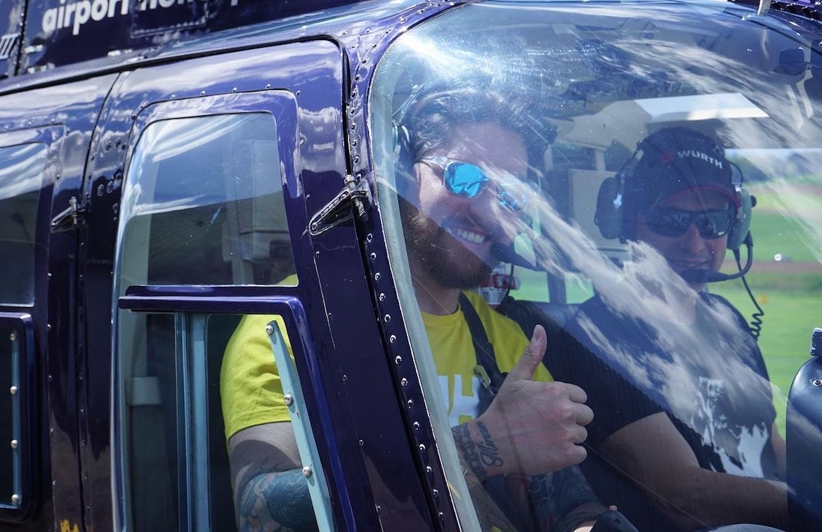 Πτήσεις ελικοπτέρου στη Λουκέρνη με χαμογελαστούς πιλότους στην καμπίνα