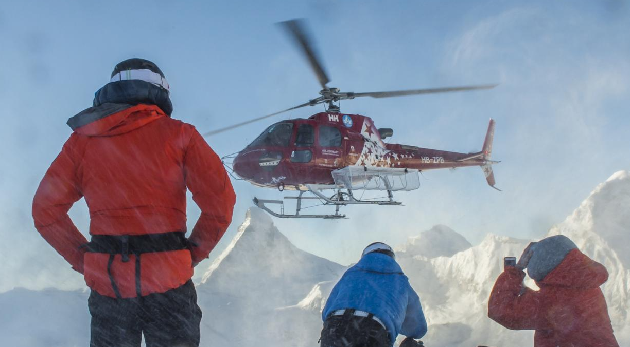 Heliski Alphubeljoch: impressive helicopter landing in the Alps with a stunning mountain panorama.