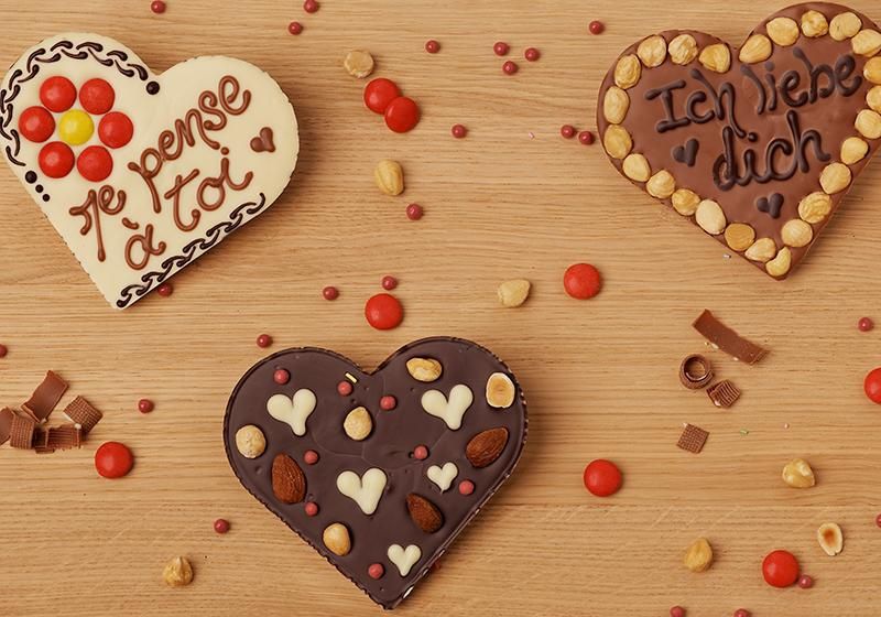 Schokoladenherzen mit Nüssen und Dekoration, ideal für romantische Anlässe und Geschenke.