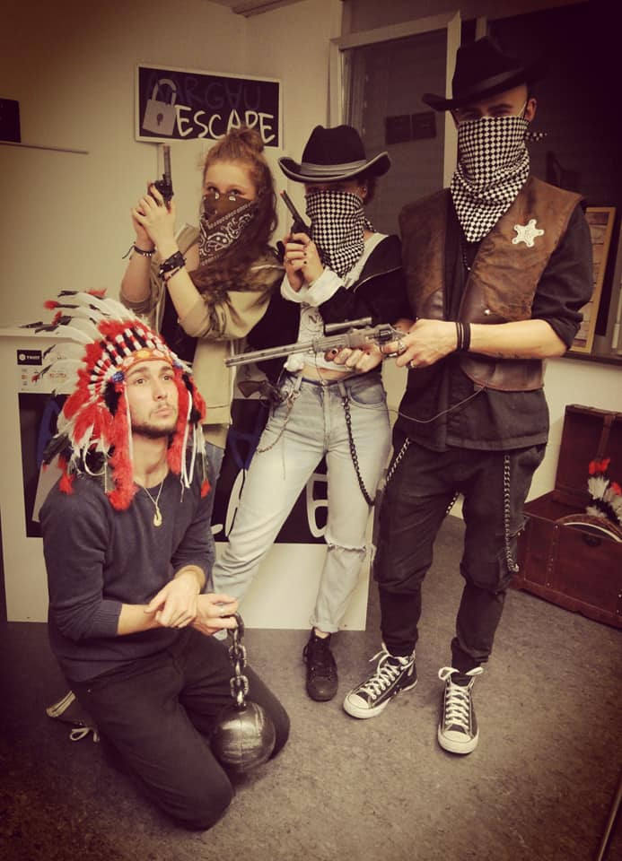 Escape Room High Noon Aargau dengan peserta berbaju kostum