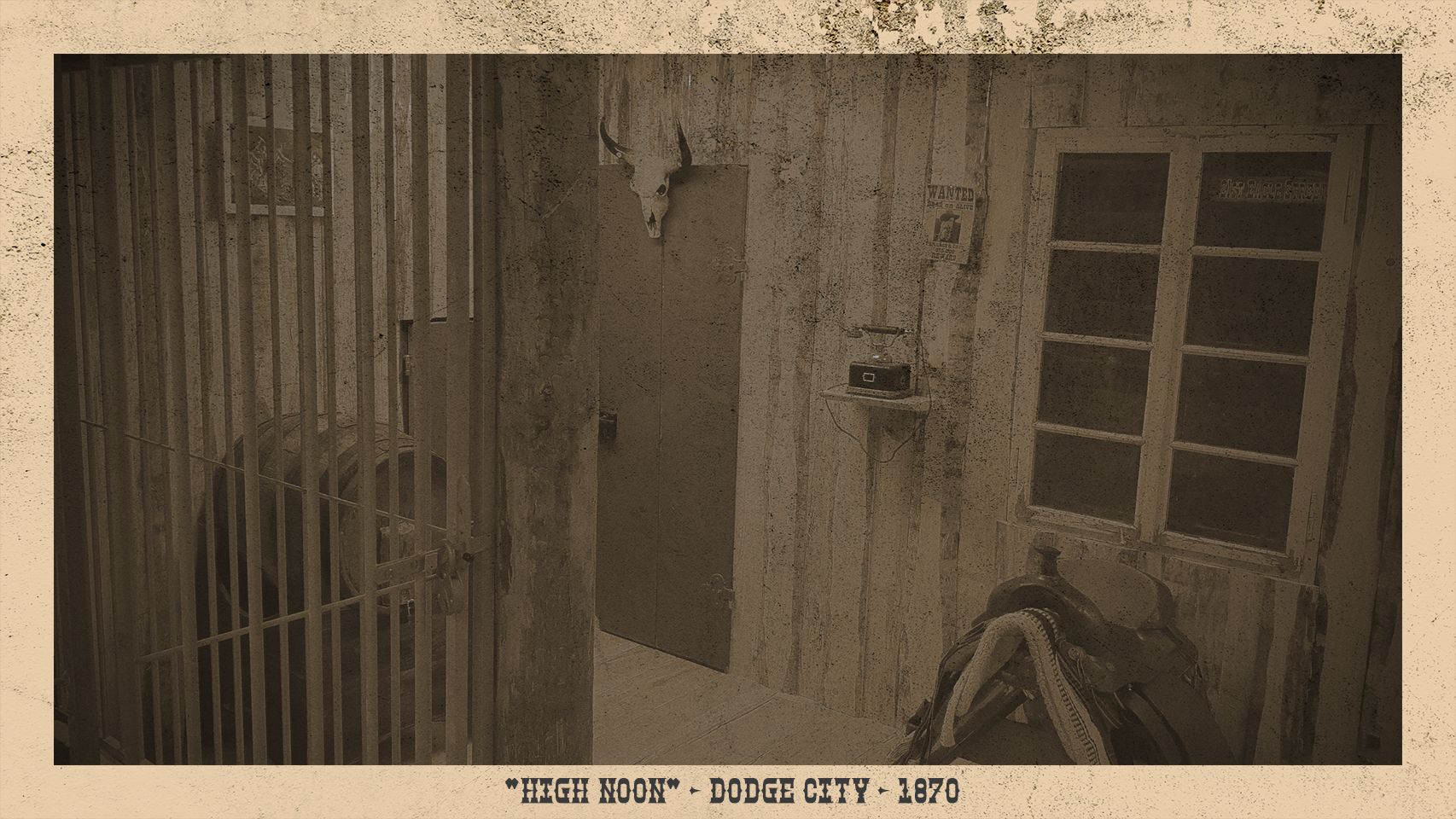 Το Escape Room High Noon Aargau παρουσιάζει μια λεπτομερή σκηνή με θεματικό Wild West, συμπεριλαμβανομένης πόρτας φυλακής, παλαιού έπιπλα και αξεσουάρ.