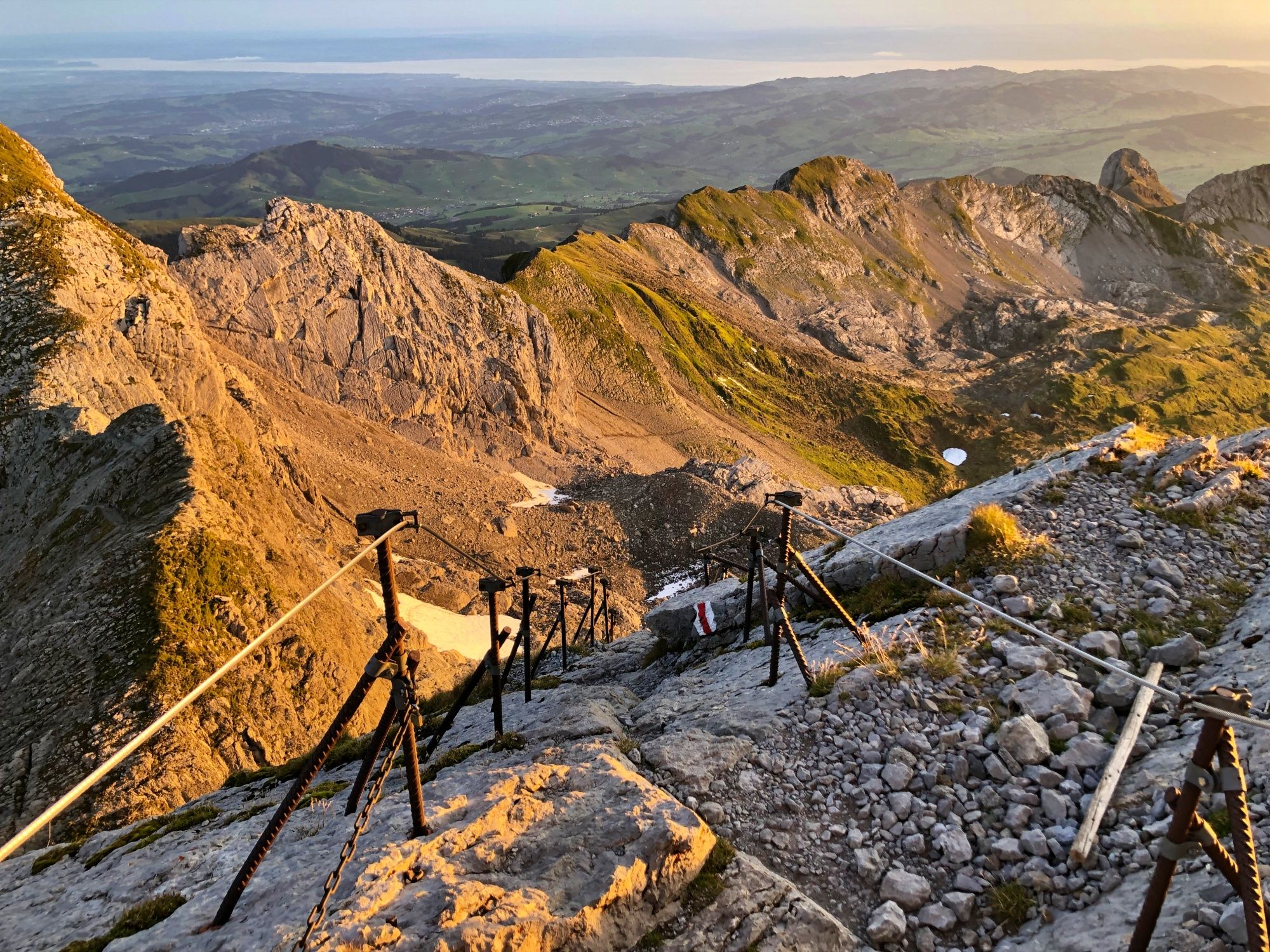 ヒンメルスレイター：ザンティス山の岩の風景を一望できる、夏の登山に最適な場所。
