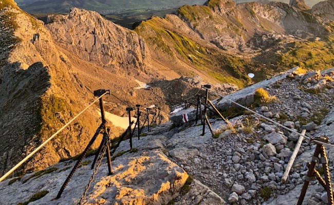 Himmelsleiter: atemberaubende Aussicht auf die Felsenlandschaft am Säntis, ideal zum Bergsteigen im Sommer.