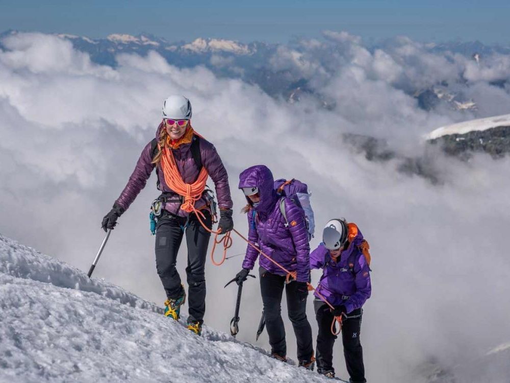 Skitour Patrulje Glaciers: Gruppe der tager op på sneklædte terræner i bjergene.