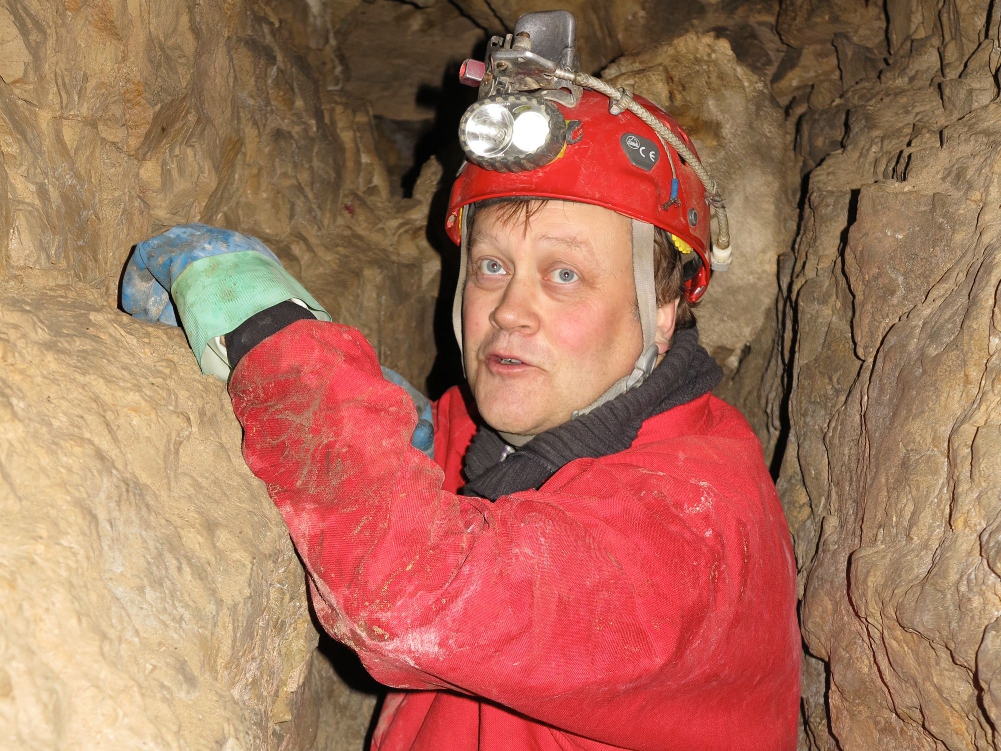 Ekskursi Gua di Laufenburg: Rasakan petualangan seru menjelajahi bawah tanah bersama teman-teman.
