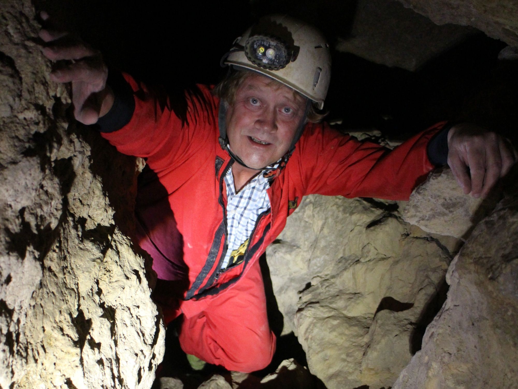 Eksplorasi Gua di Laufenburg: temukan petualangan seru bersama pemandu berpengalaman di bawah tanah.