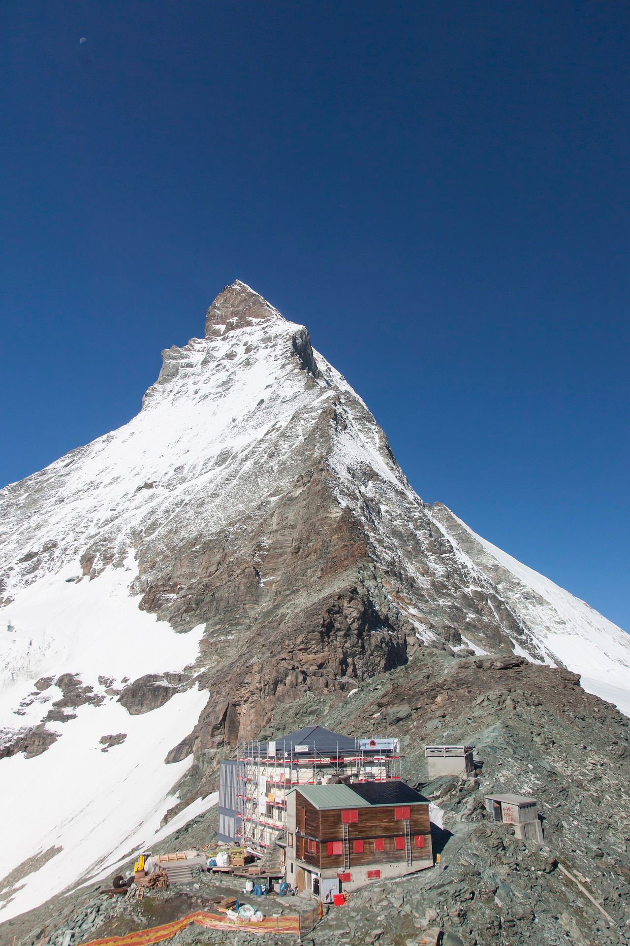 هويرنليهوته: انطلق في جولة إلى الكوخ الجبلي مع إطلالة على ماترهورن في جبال الألب.