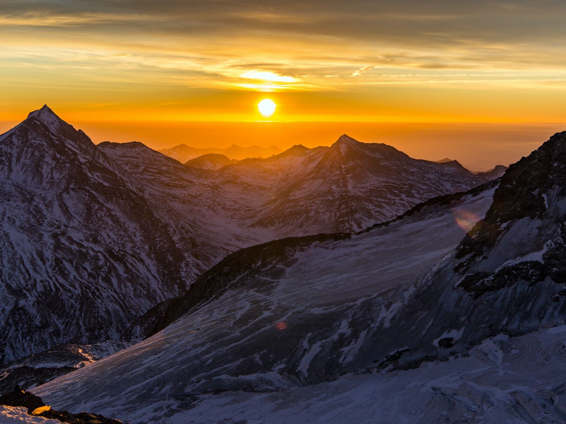 พระอาทิตย์ขึ้นที่ซาสฟีเหนือภูเขาที่ยิ่งใหญ่ในฤดูหนาว.
