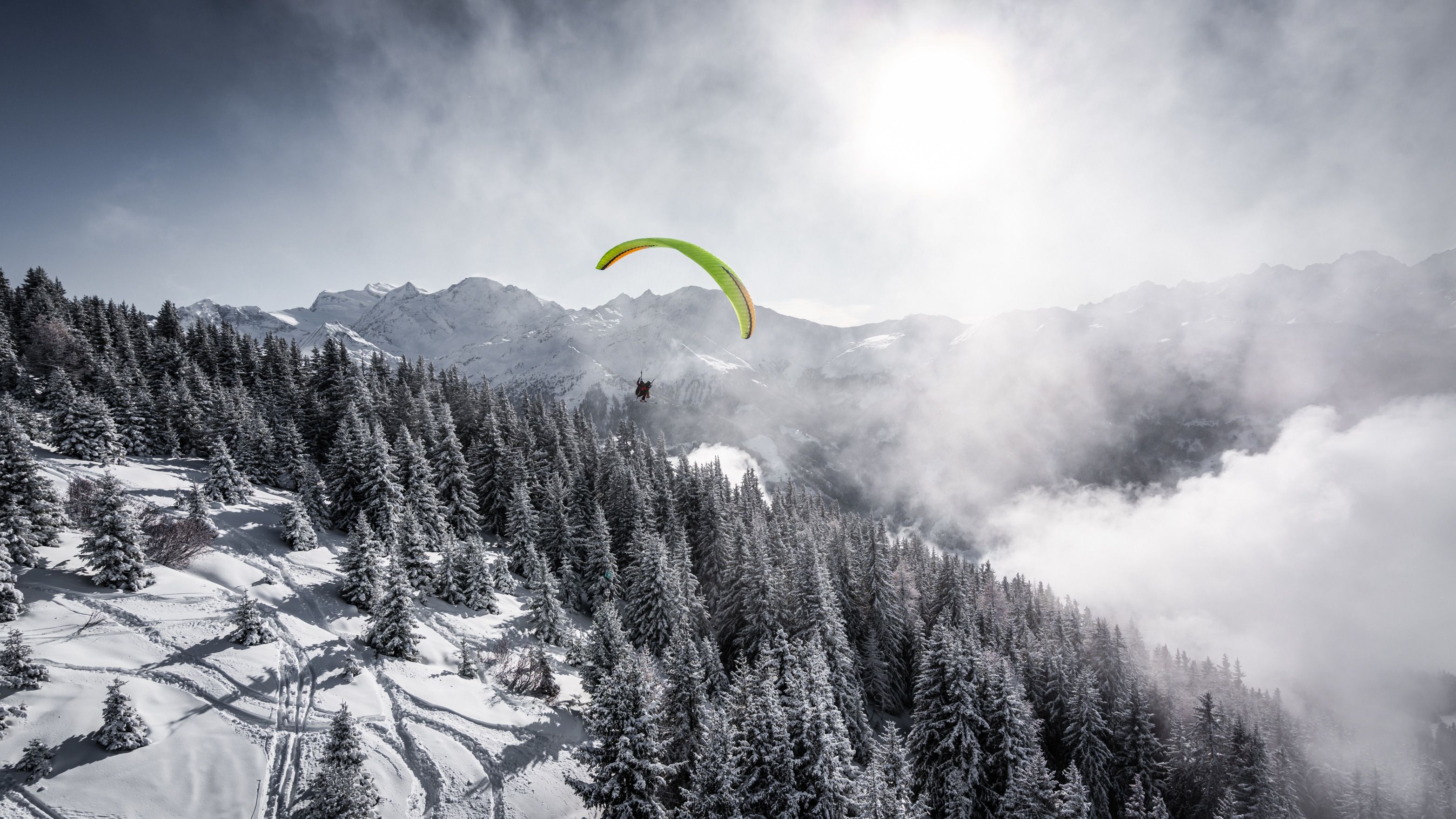 Verbier: การบินร่มคู่ข้ามภูเขาที่ปกคลุมด้วยหิมะและทิวทัศน์ฤดูหนาวที่งดงาม