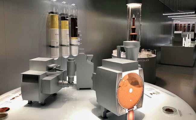 Lindt Home of Chocolate: interaktive Schokoladenfabrik in Zürich mit modernen Maschinen und Ausstellungen.