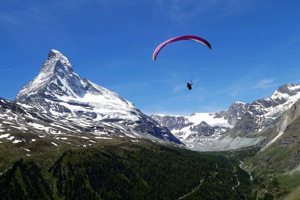 Paragliding över Matterhorn i fjällvärlden.