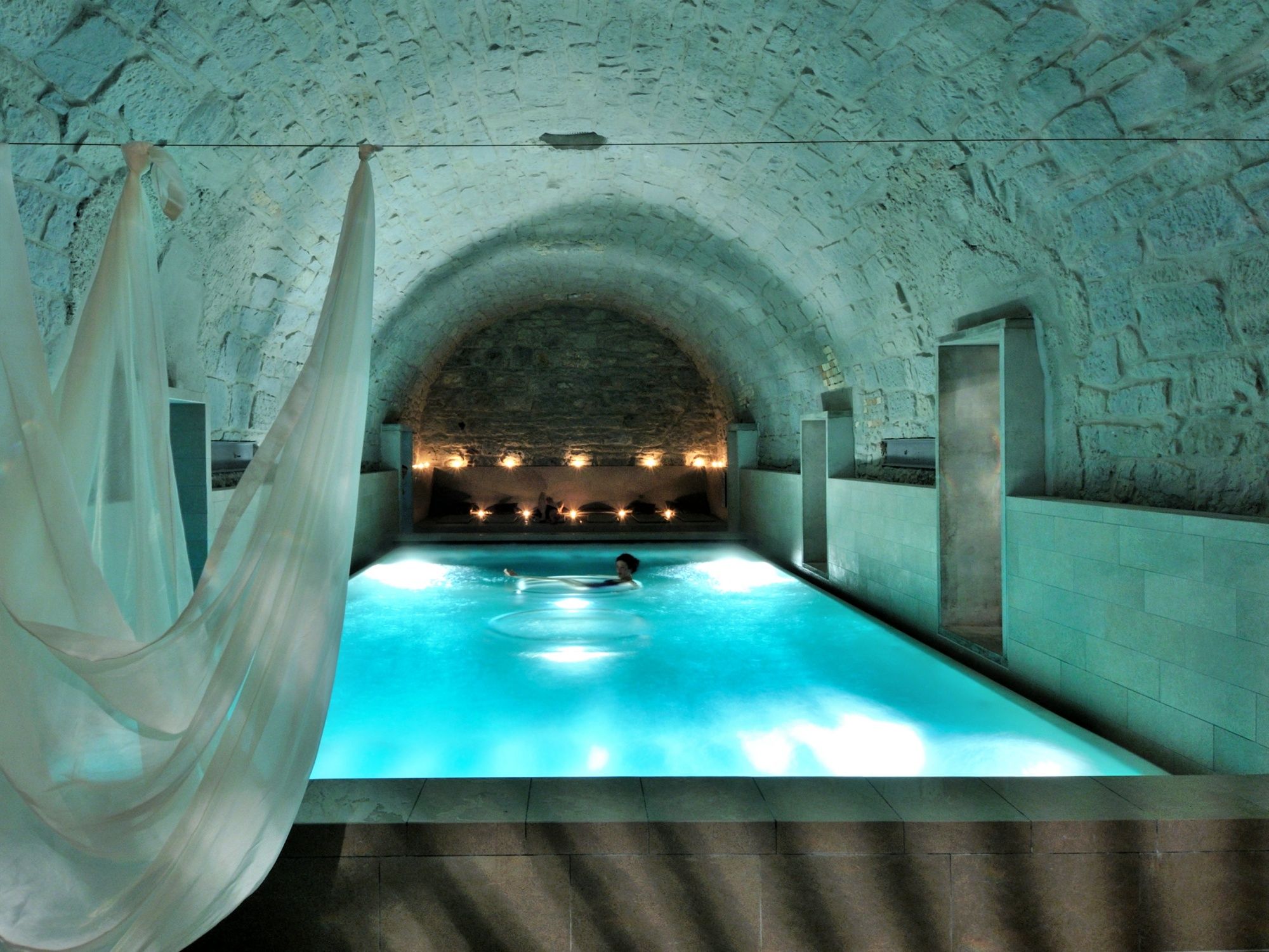 훼를리만 취리히: 현대적인 실내 수영장과 세련된 분위기를 갖춘 독점 스파에서 휴식을 취하세요.