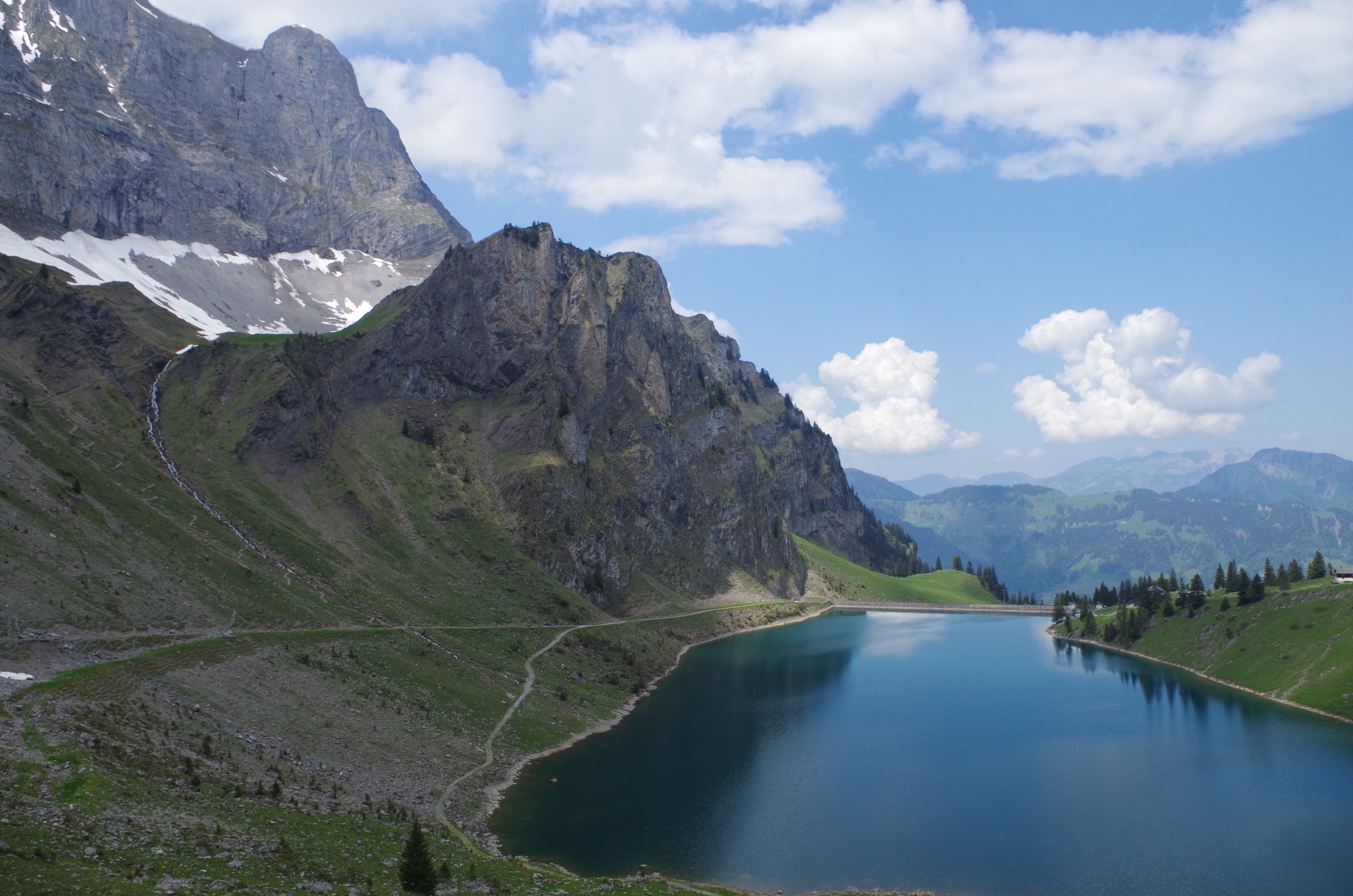알프혼 강습반에서는 맑은 호수와 인상적인 바위가 배경인 산에서 진행됩니다.