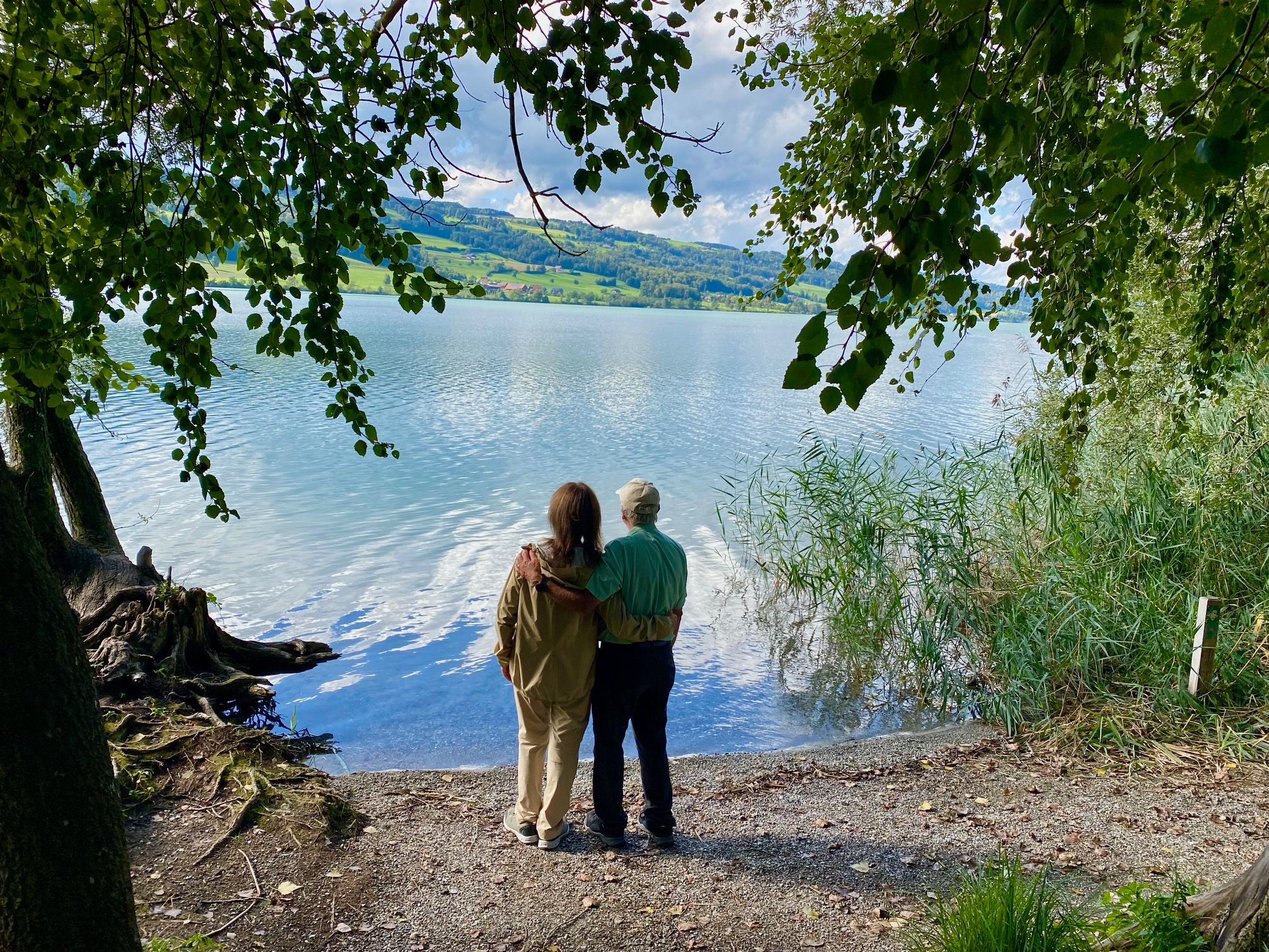 스위스의 맛: 호숫가의 커플, 로맨틱한 환경과 스위스의 자연美