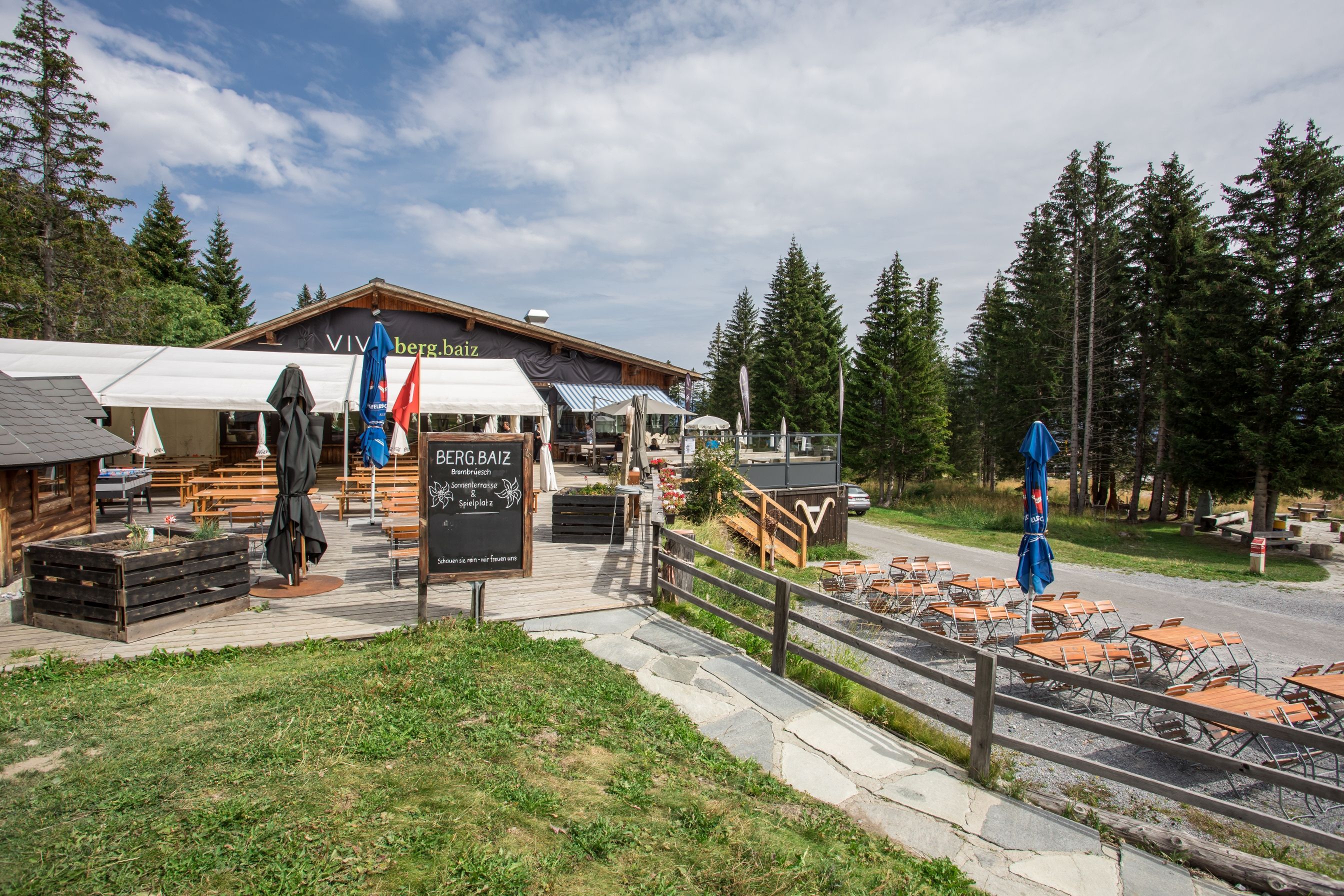 Jalan-jalan nikmat di Chur sambil menikmati pemandangan ke warung gunung di hutan.