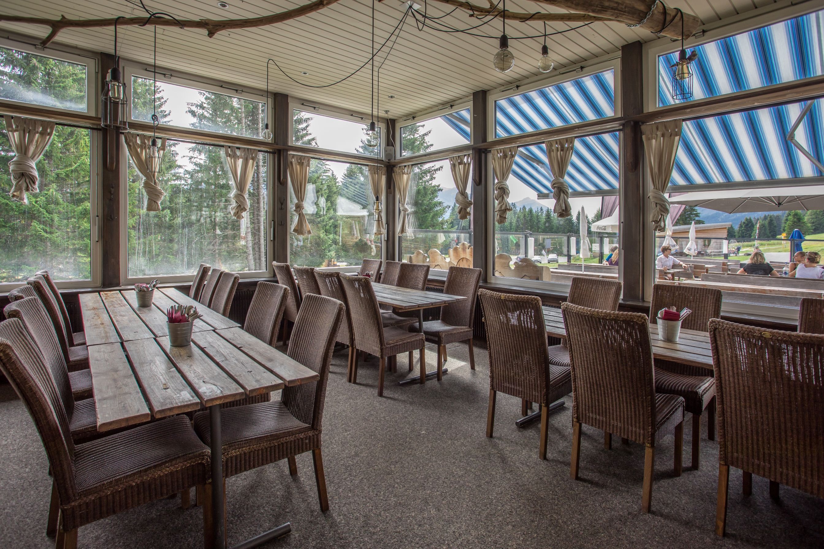 Jalan-jalan Nikmat di Chur dengan area restoran yang nyaman di alam terbuka