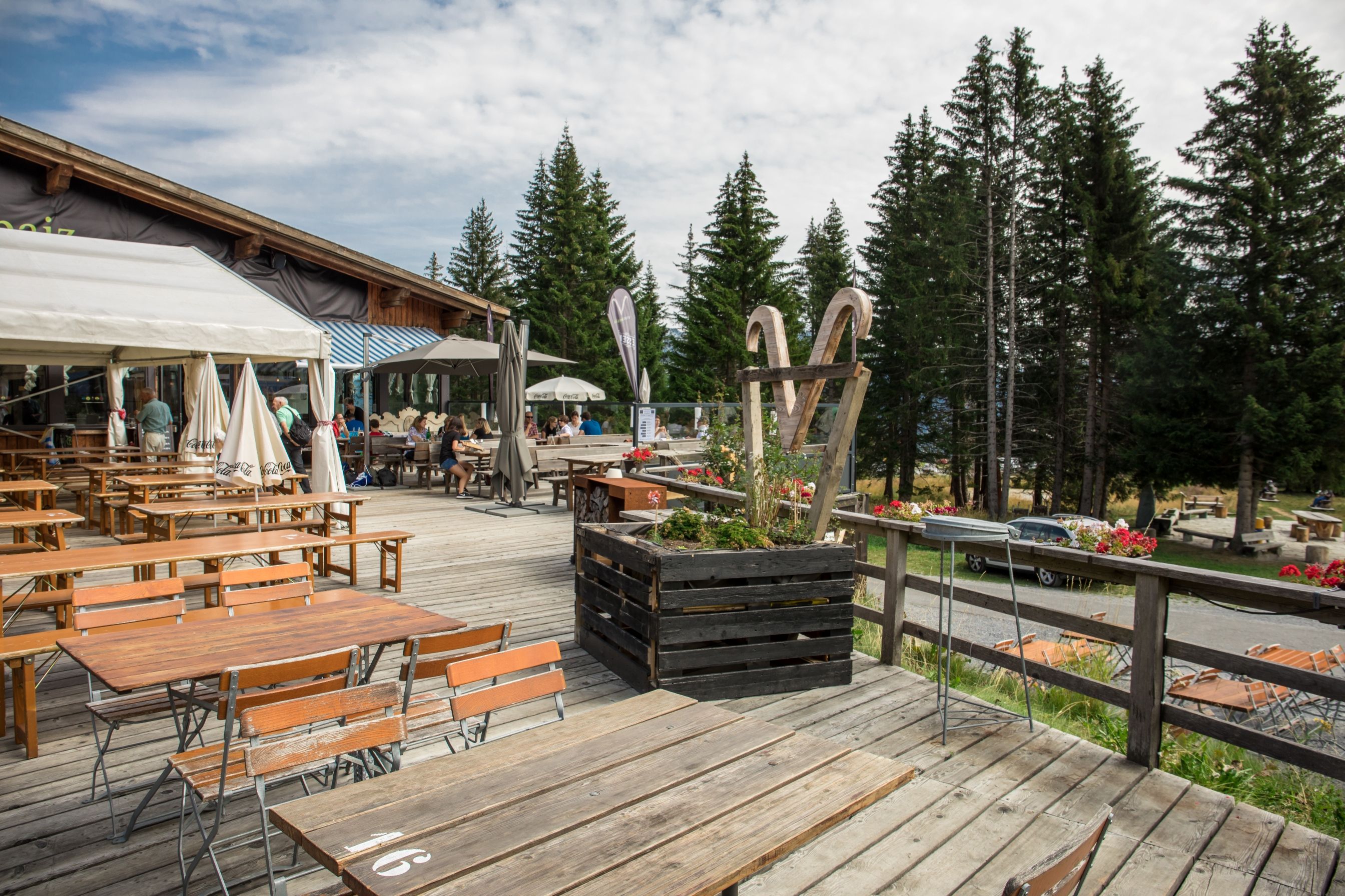 Jalan-jalan santai sambil menikmati di Chur dengan teras restoran dan hutan