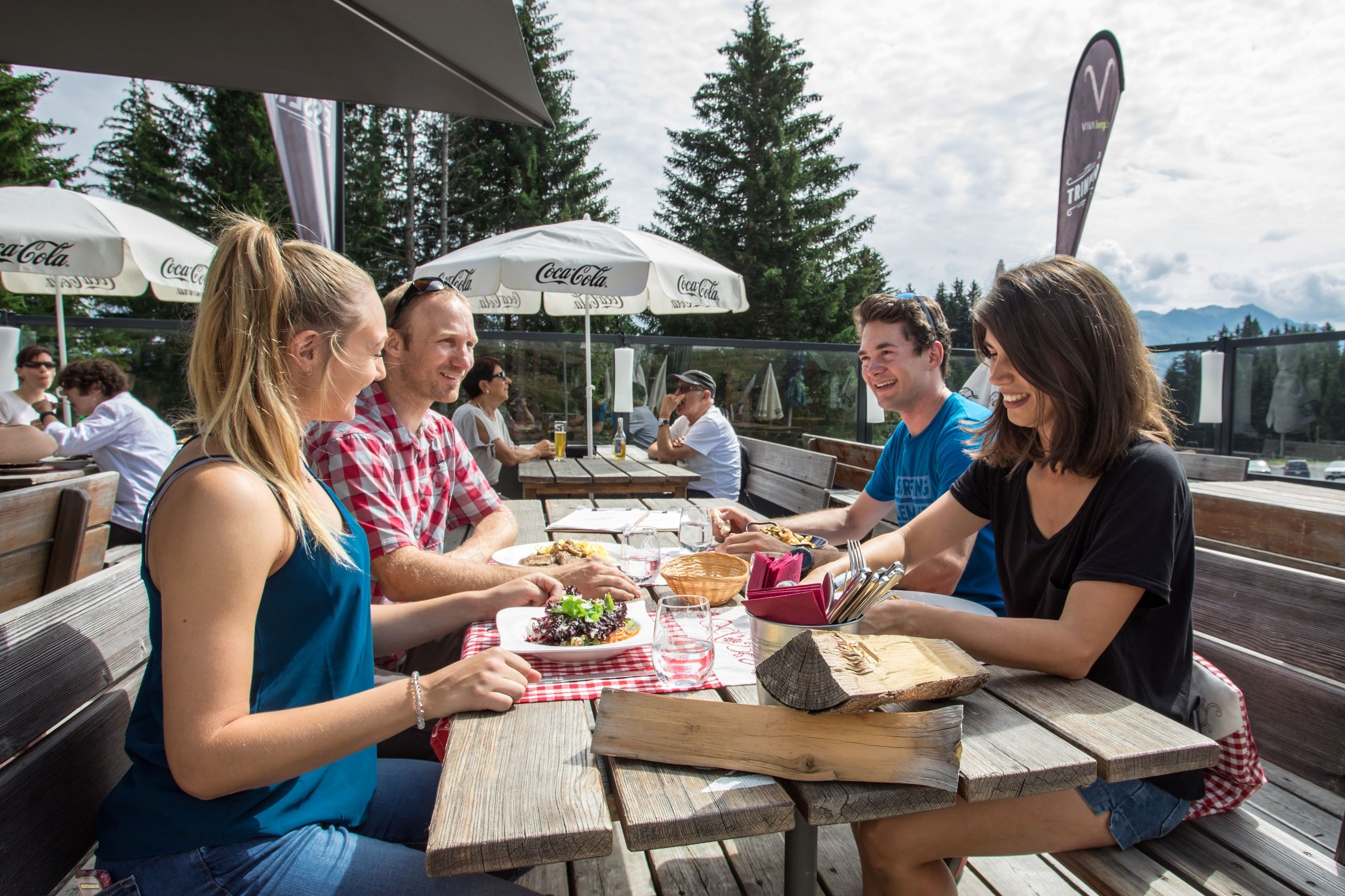 Wisata santai di Chur, teman menikmati makan siang di teras di alam terbuka.