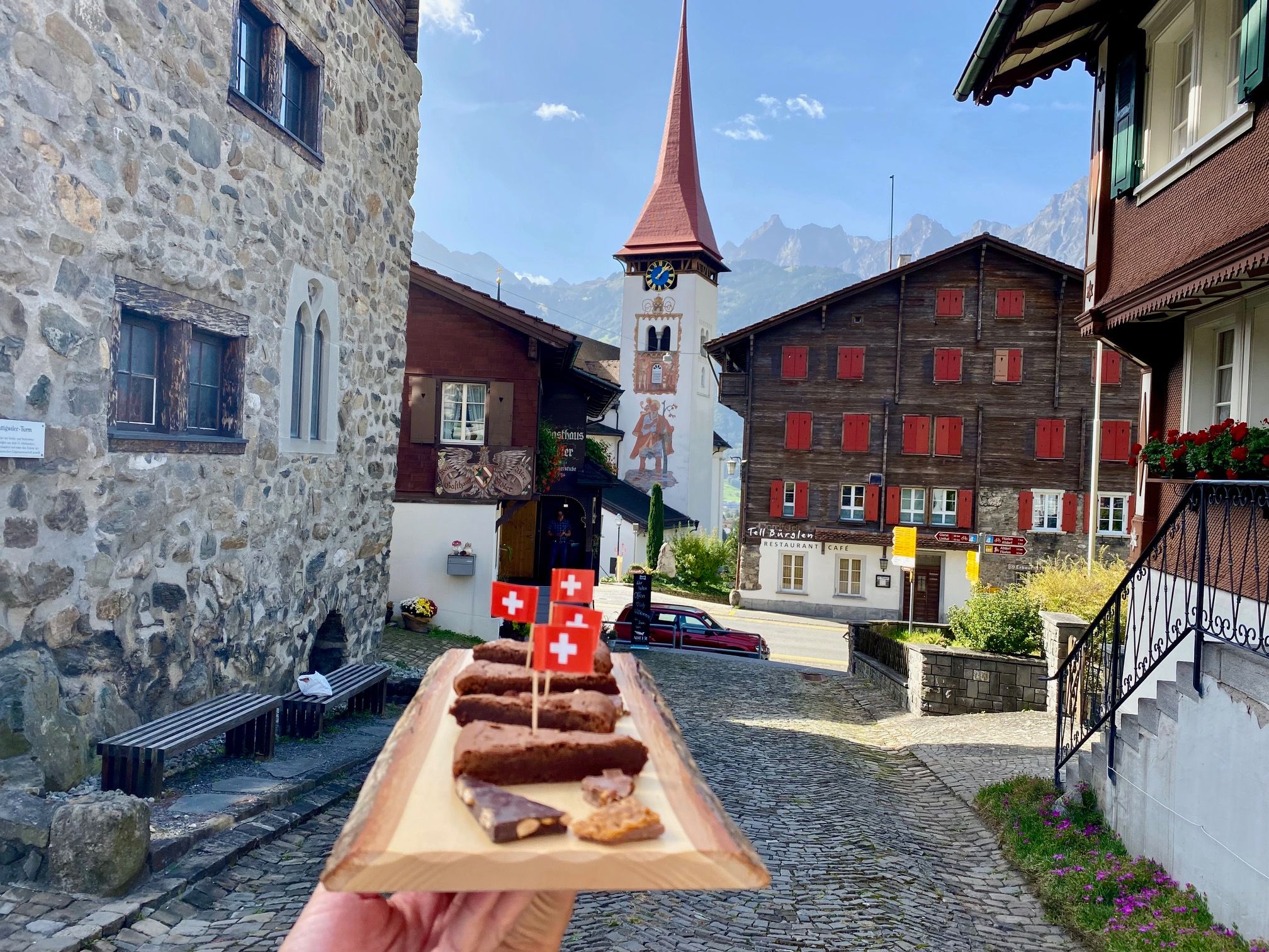 스위스의 맛: 초콜릿과 그림 같은 산이 배경인 아늑한 마을