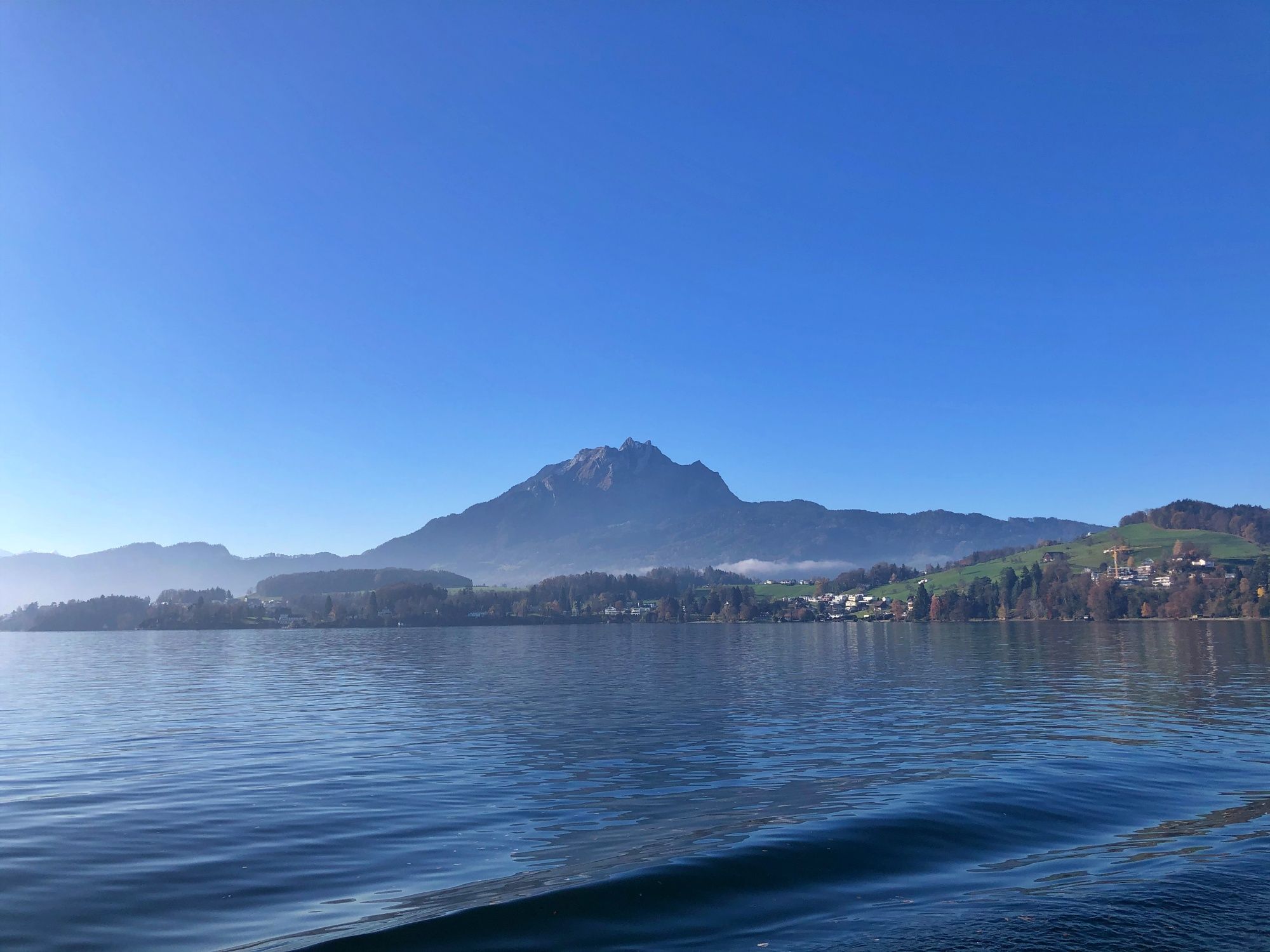 Vierwaldstättersee Bootstour mit Blick auf Berge und klare Natur, ideal für Abenteuer und Gruppenaktivitäten.