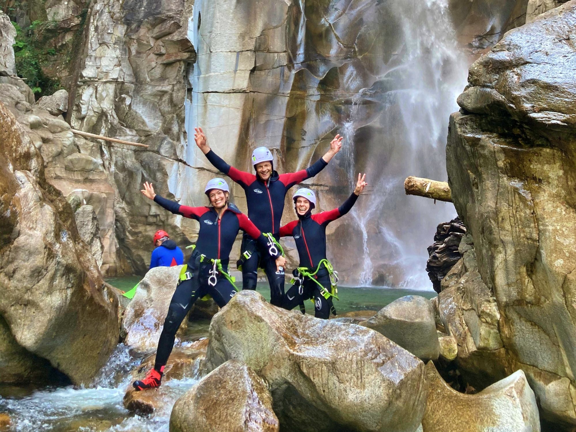 लोड़्रीनो कैन्योनिंग: प्रकृति में कैन्योनिंग करते हुए समूह, साहसिक और जलप्रपात के साथ।