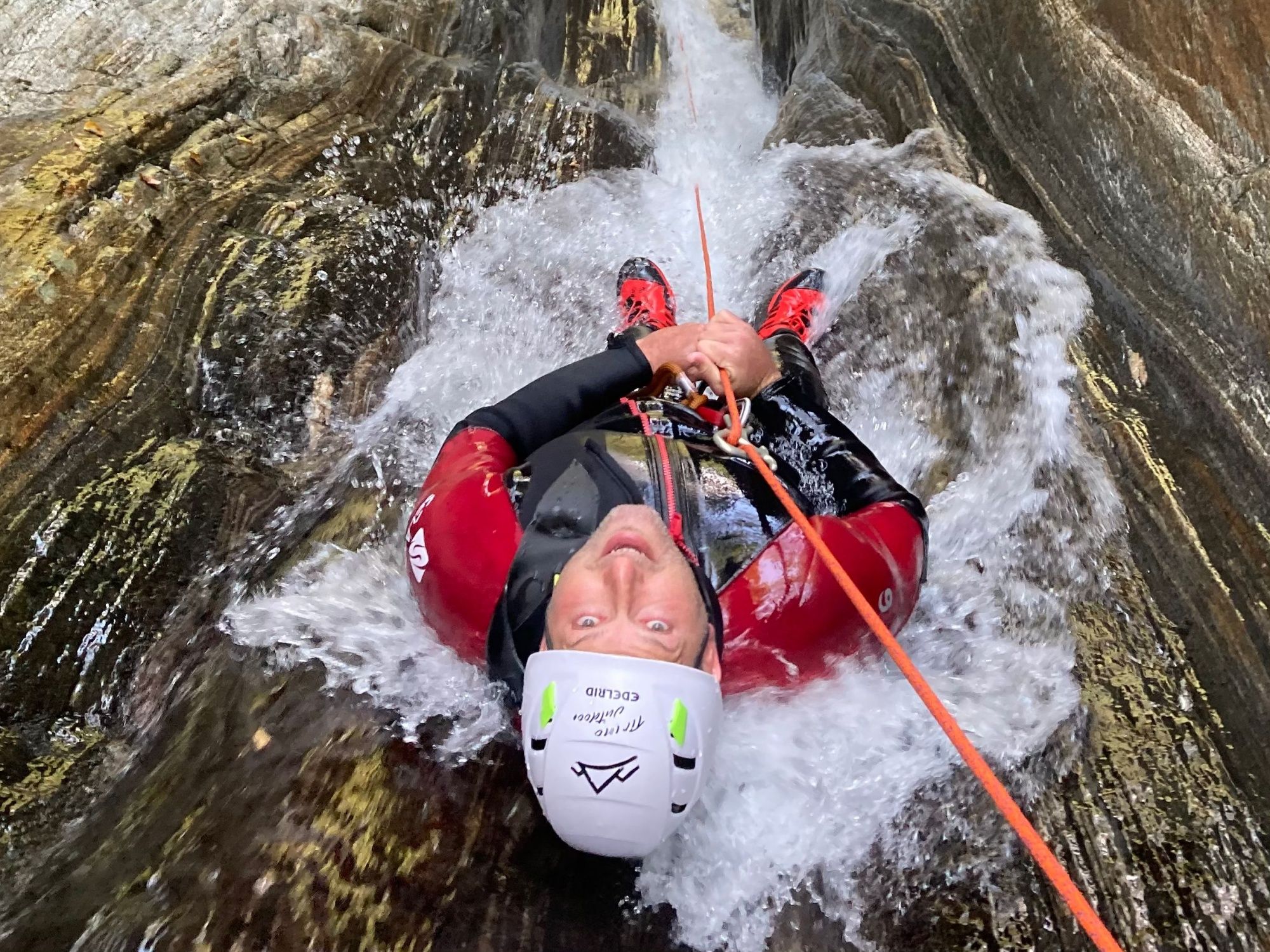 Canyoning: Vivi avventure emozionanti facendo rapp jumps nell'acqua limpida della gola.