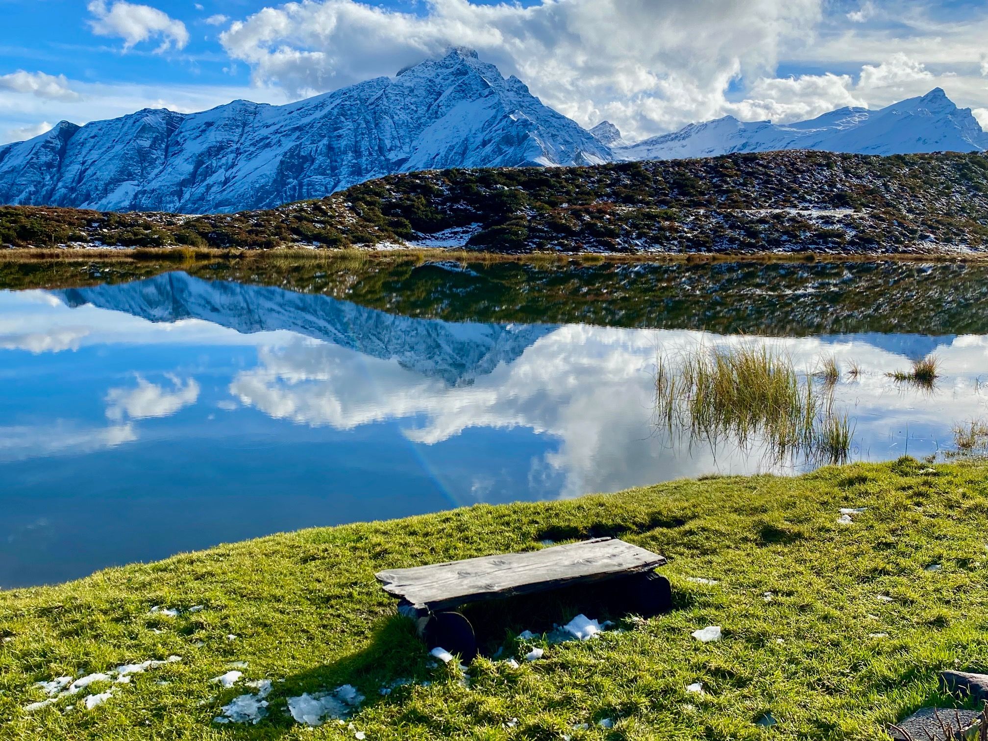 在瑞士的自然风光中，看到山脉的倒影，适合放松和享受。