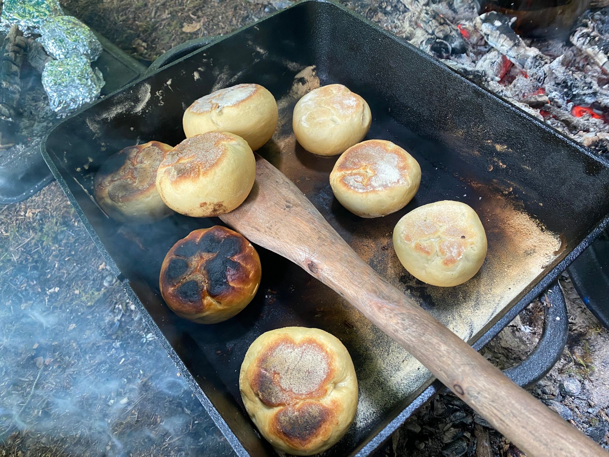 Dapur api: Membakar roti yang lezat di alam terbuka, sempurna untuk petualangan di musim panas.