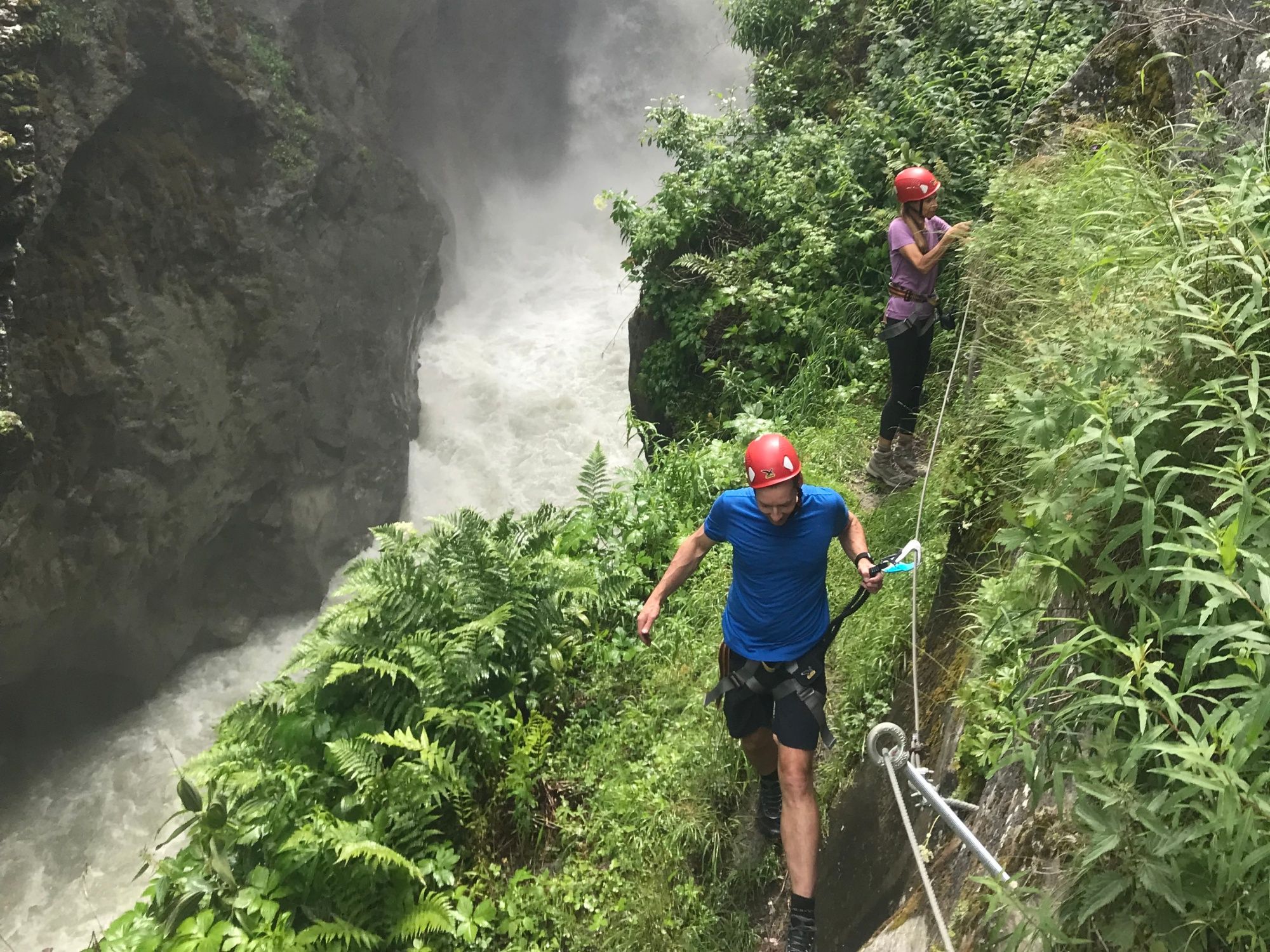 पर्वतीय आरोहण गार्डियन: पानी के किनारे चढ़ाई करते हुए अद्भुत प्रकृति का अनुभव करें।