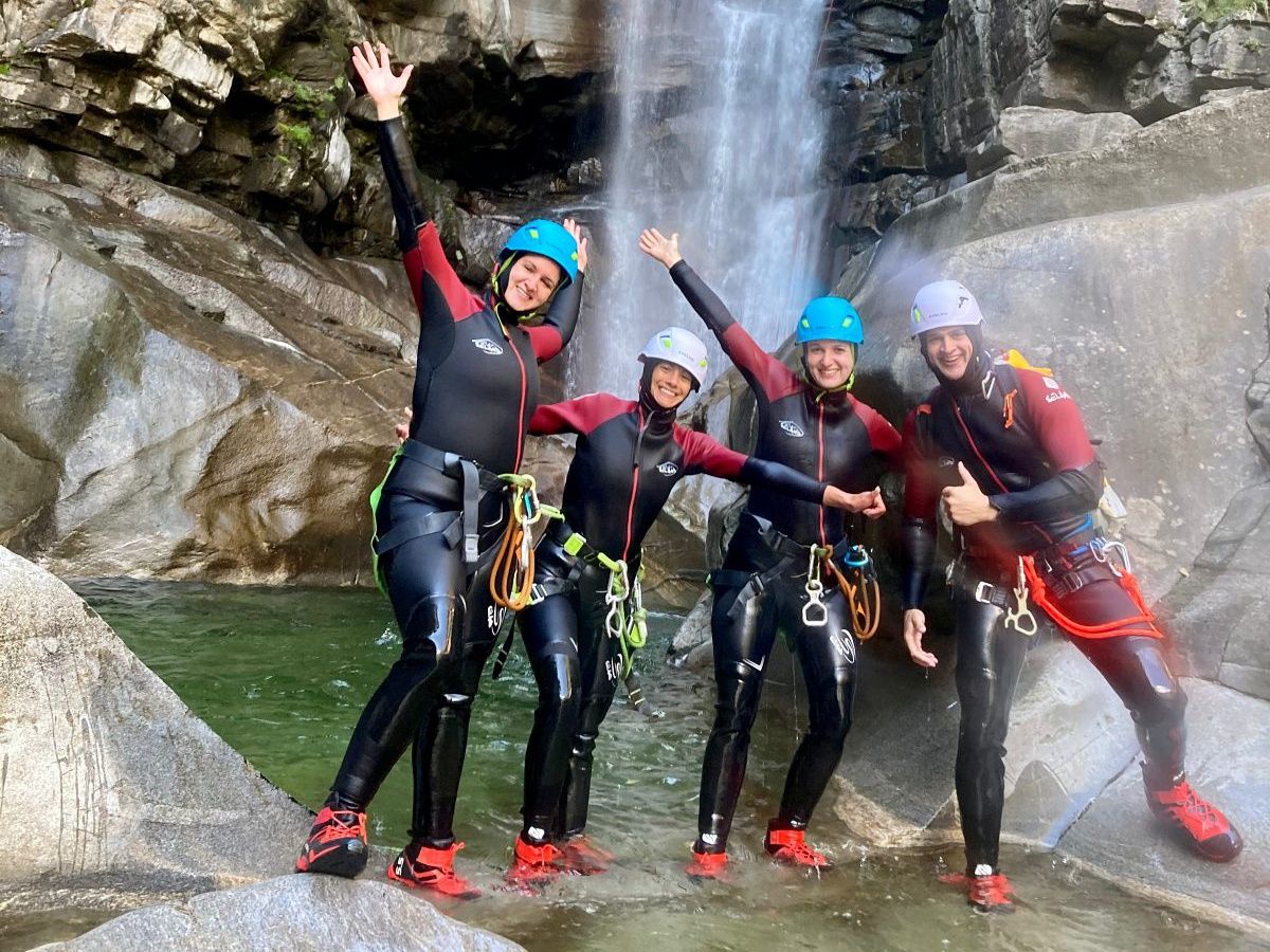Iragna Canyoning: Experience an exciting adventure with friends in the nature while canyoning.