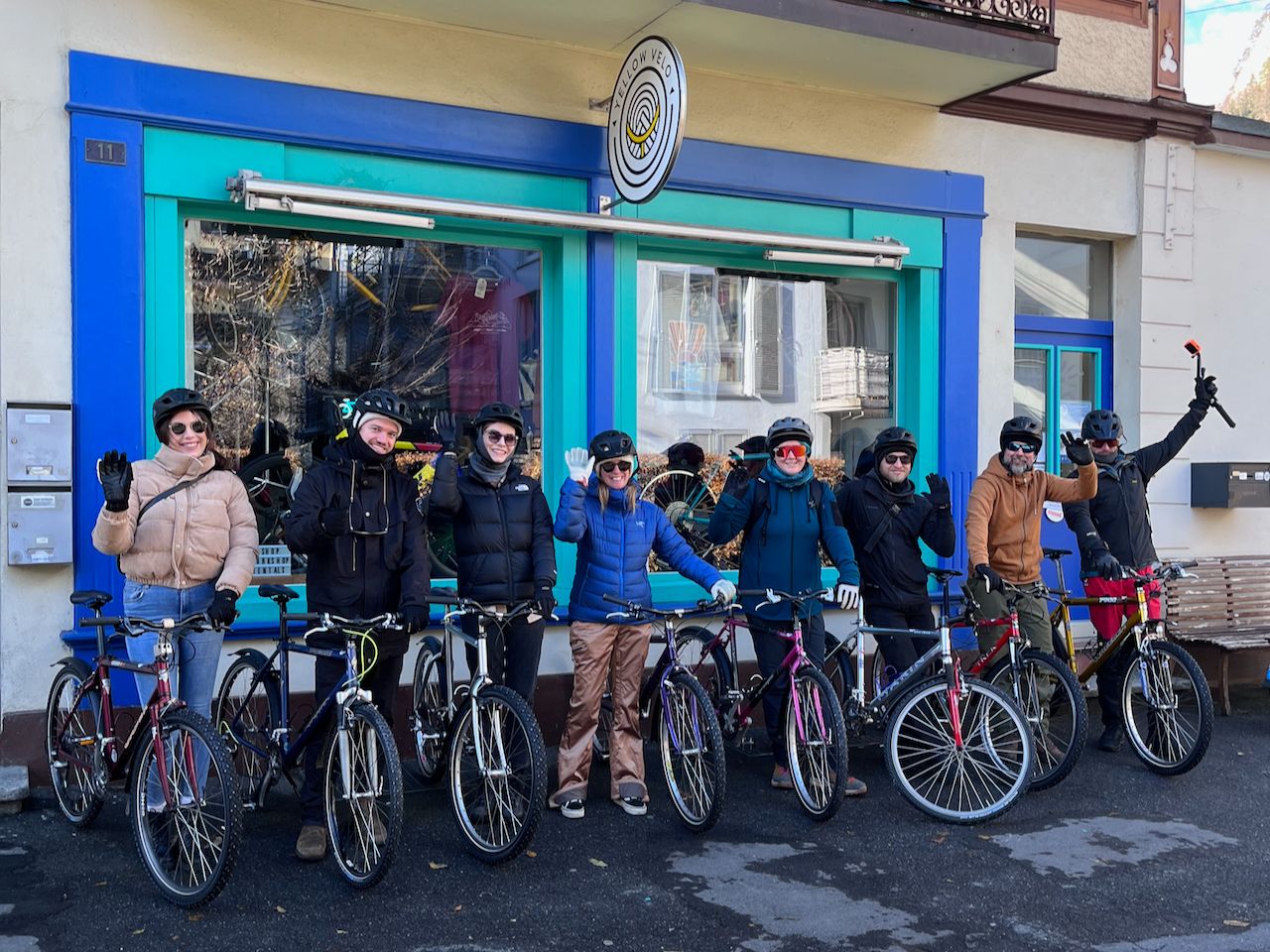 Passeio de bicicleta com amigos pela cidade, tour de bicicleta pela região, atividade ideal para grupos.