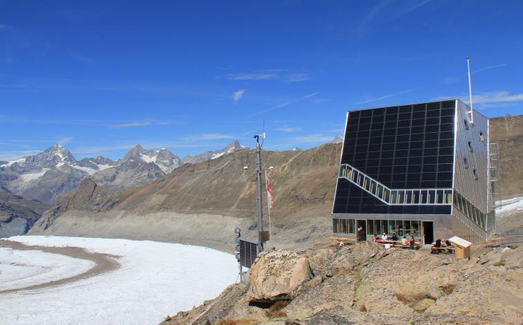 체르마트의 몬테 로자 헛에서의 빙하가 보이는 전망, 모험과 그룹 활동에 이상적입니다.