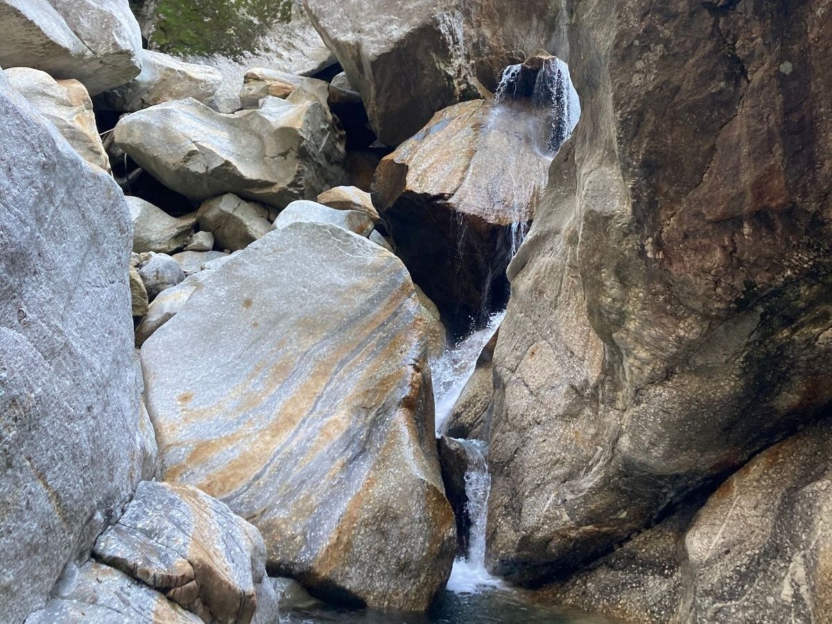 Gola di Pontirone: Avventura di canyoning in un'imponente paesaggio montano con cascata.