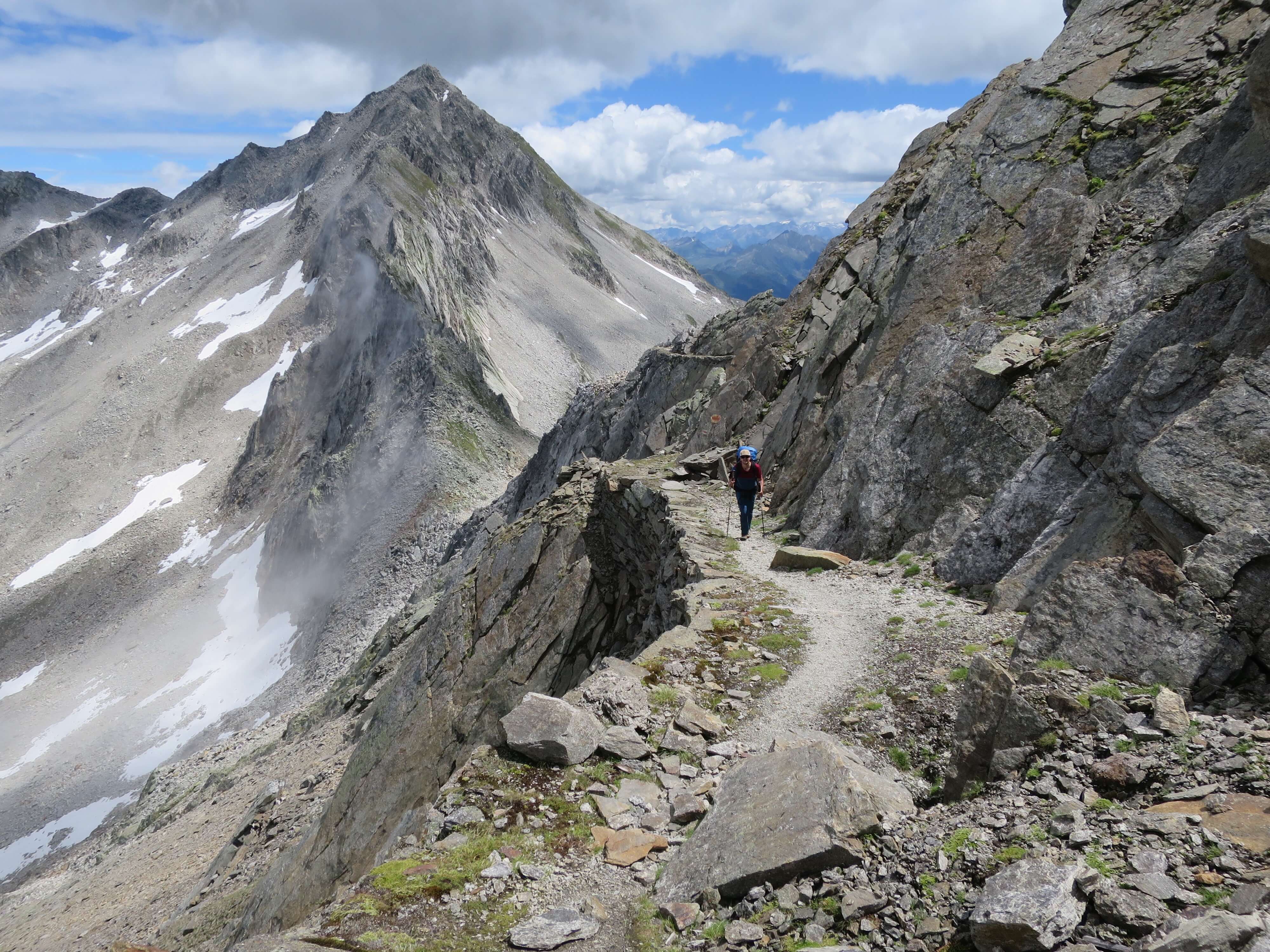 Vandring i Urner-landet: spektakulær bjerglandskab med vandrestier og imponerende klipper.