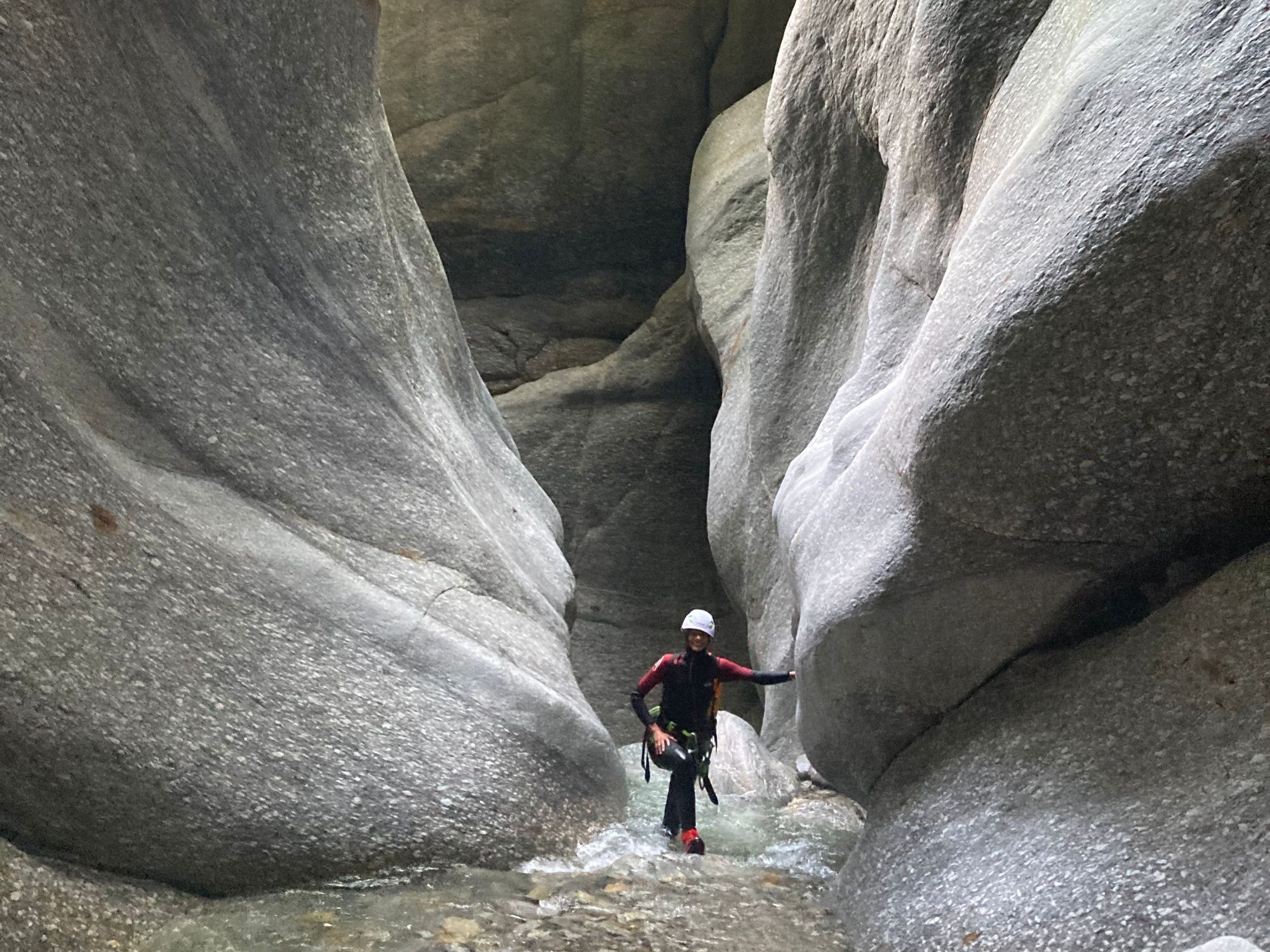 Gola di Pontirone: Avventura di canyoning nella bella natura, perfetta per gruppi e bambini.