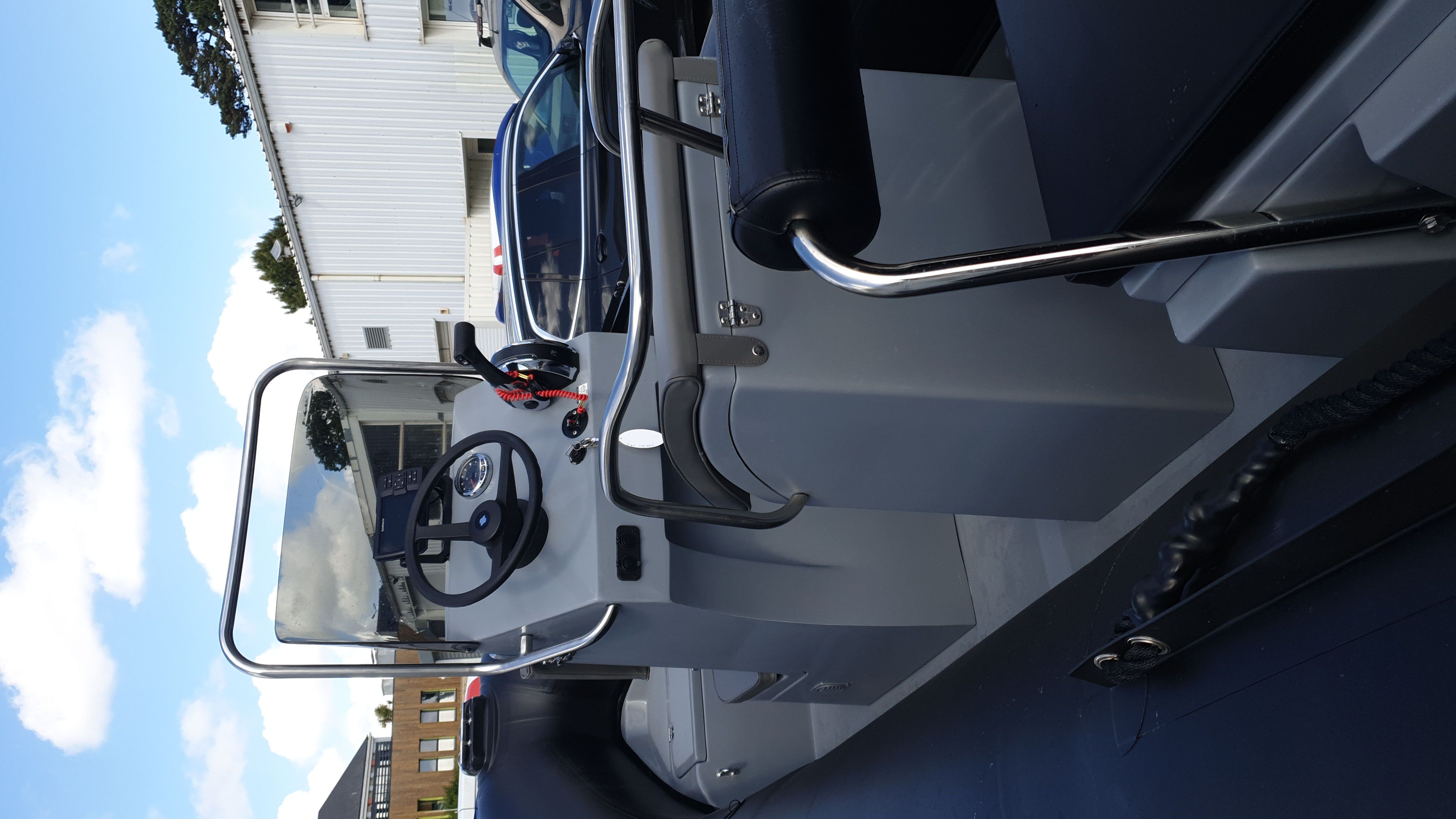 Boot: Erlebe einen entspannten Bootsausflug auf dem Wasser am Wochenende.